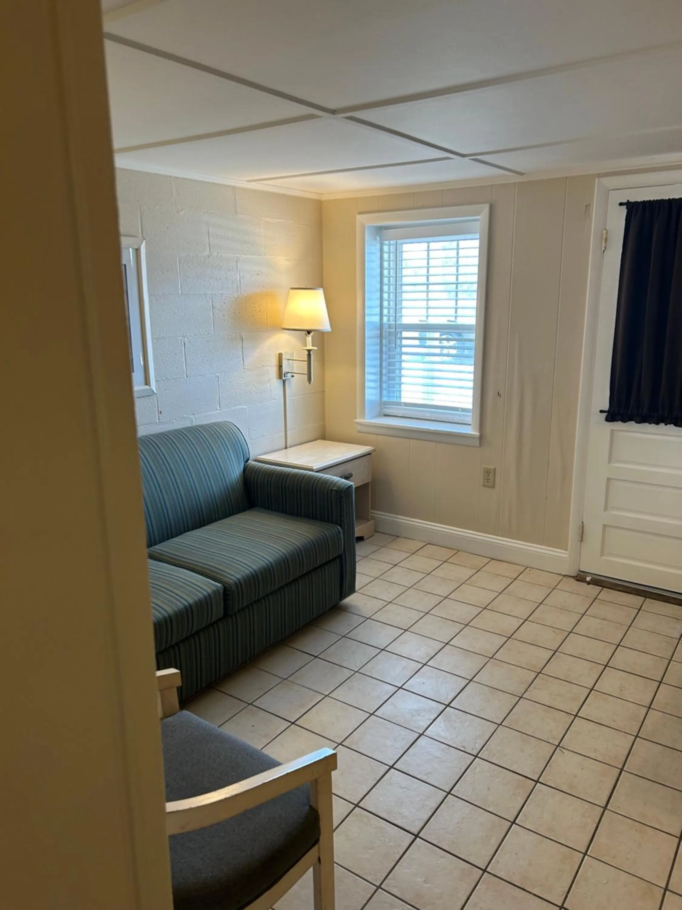 Photo of the whole room in The Admiral Hotel/Motel