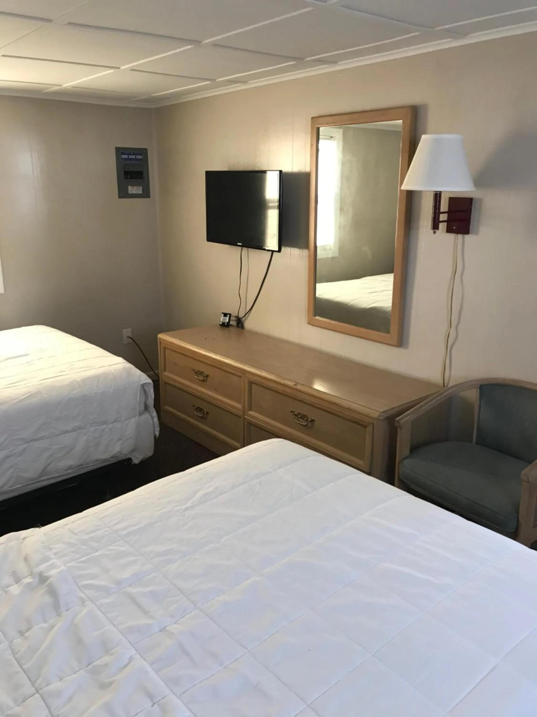 Bedroom, Bed in The Admiral Hotel/Motel