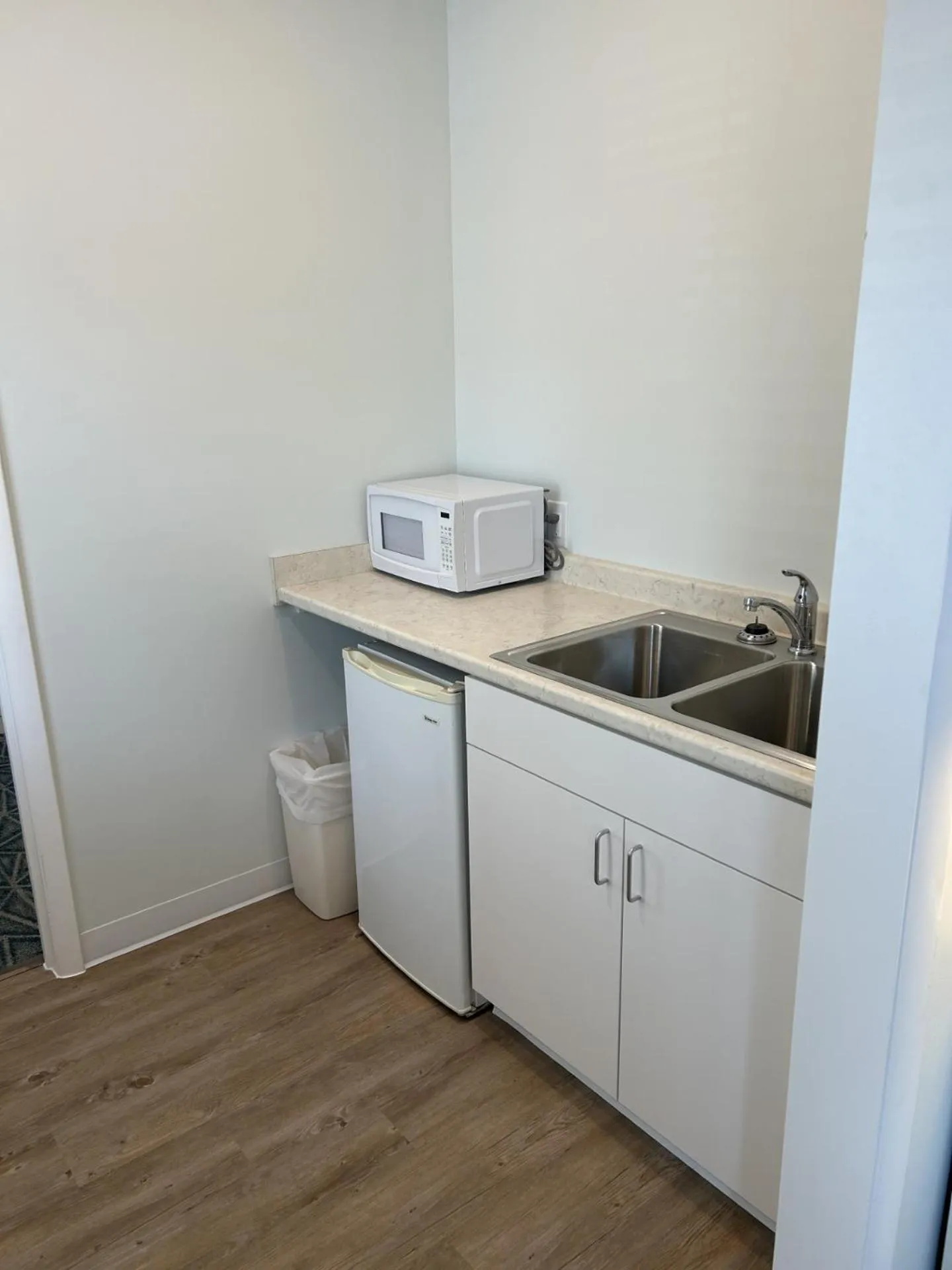 Kitchen or kitchenette in The Admiral Hotel/Motel