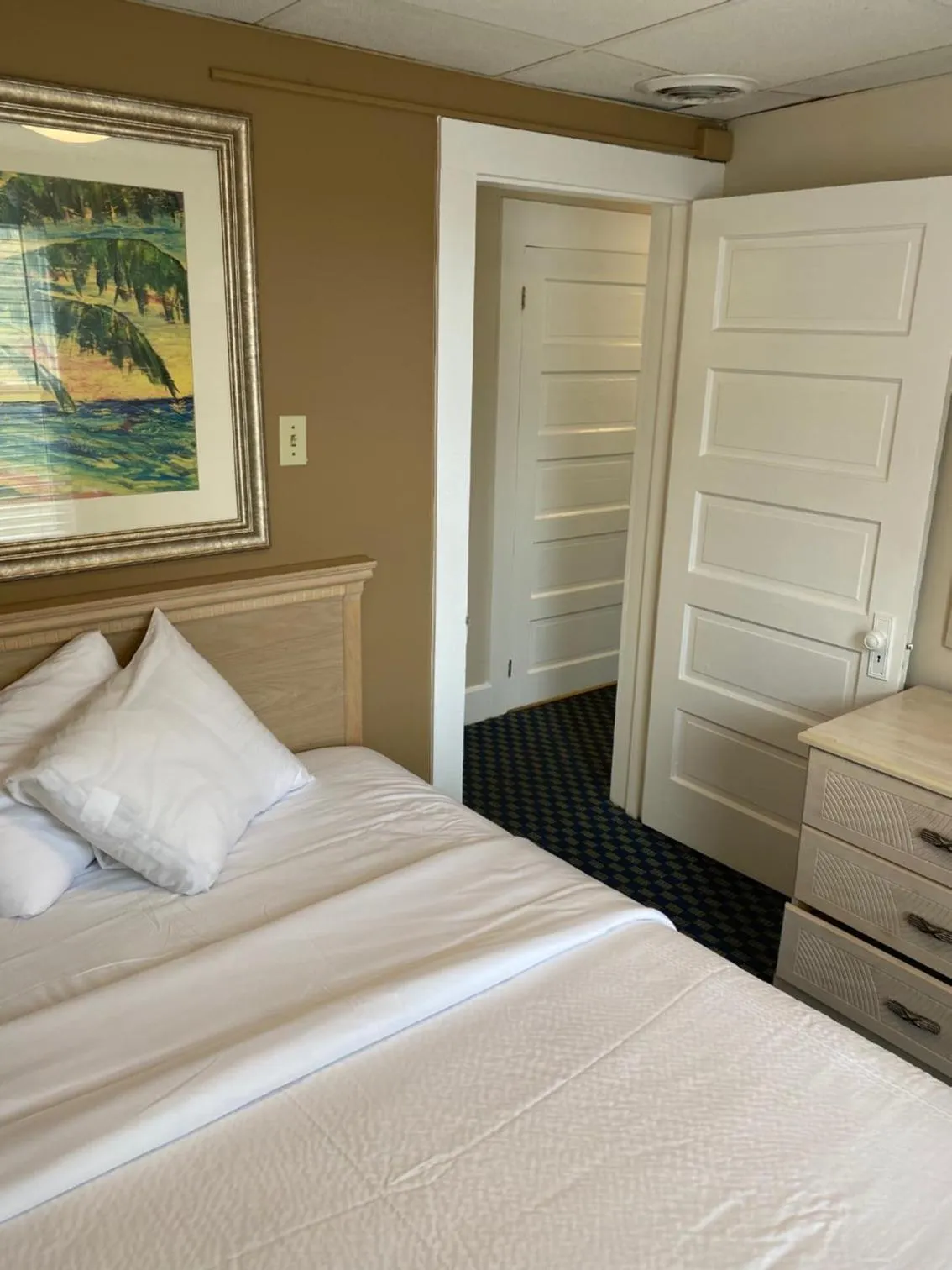 Bedroom, Bed in The Admiral Hotel/Motel