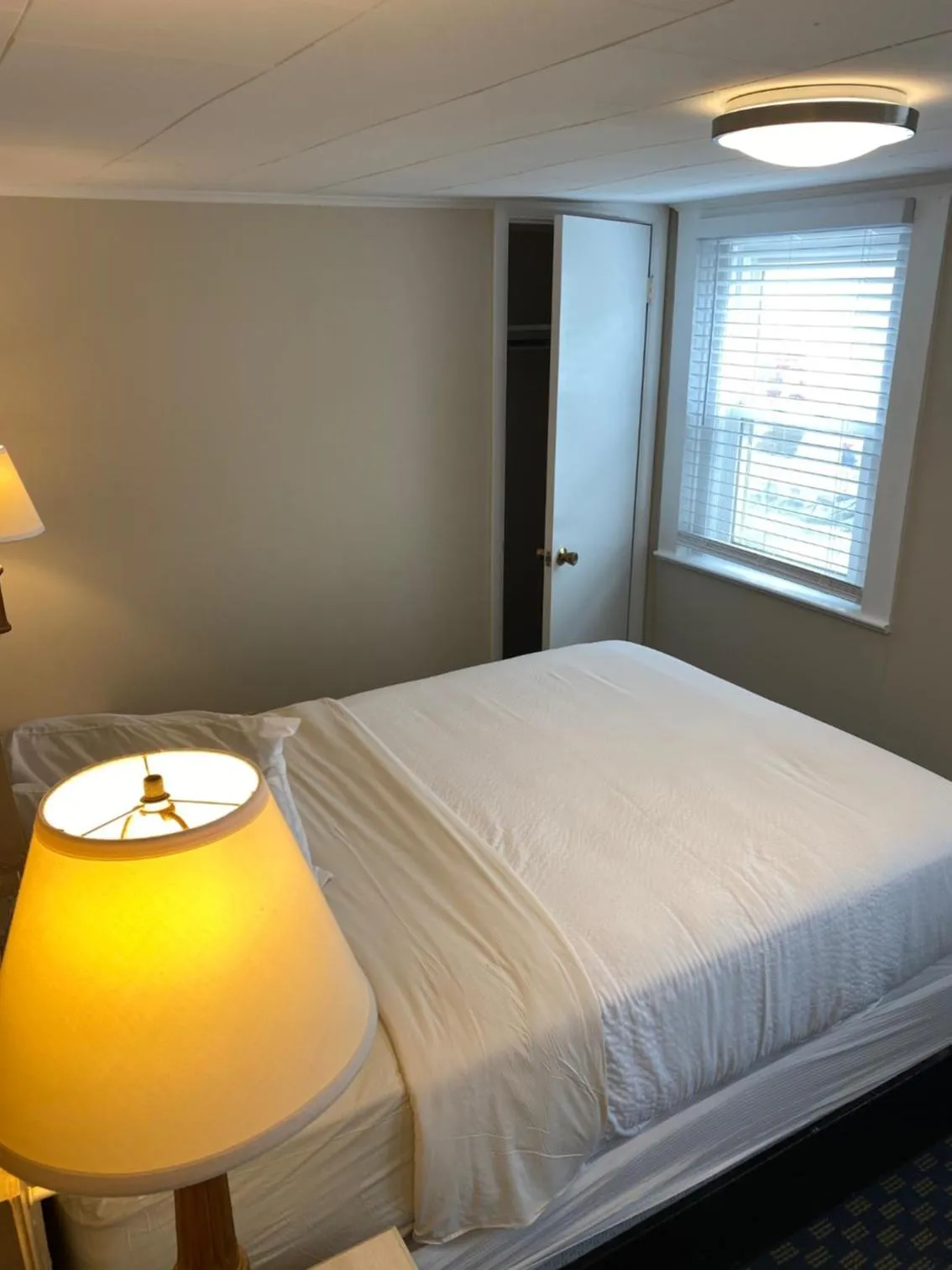 Bedroom, Bed in The Admiral Hotel/Motel