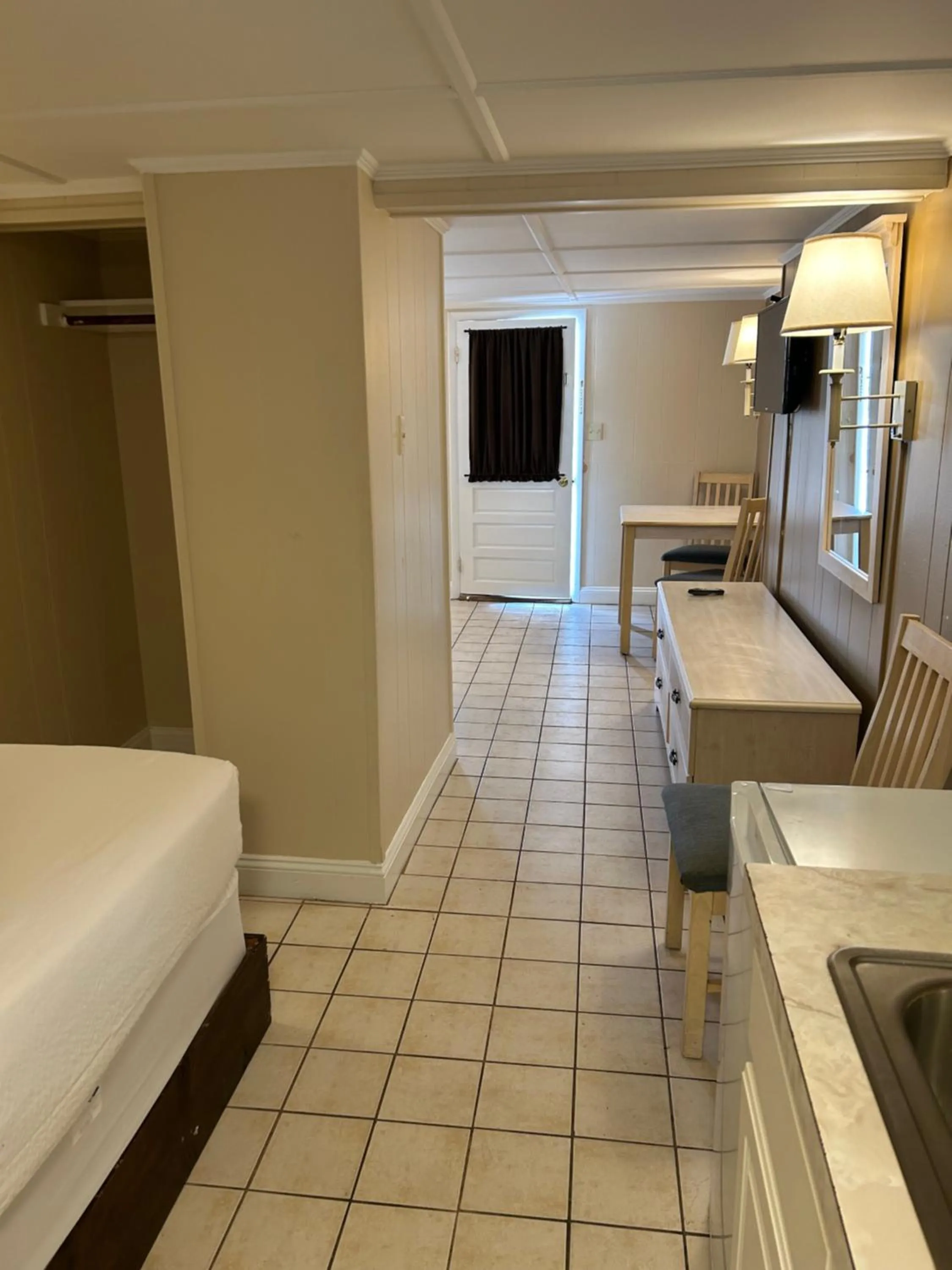 Photo of the whole room, Bed in The Admiral Hotel/Motel