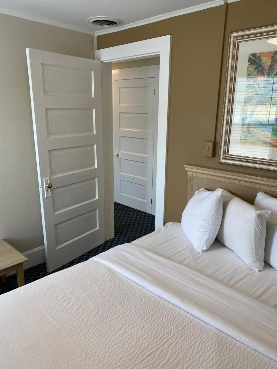 Bedroom, Bed in The Admiral Hotel/Motel