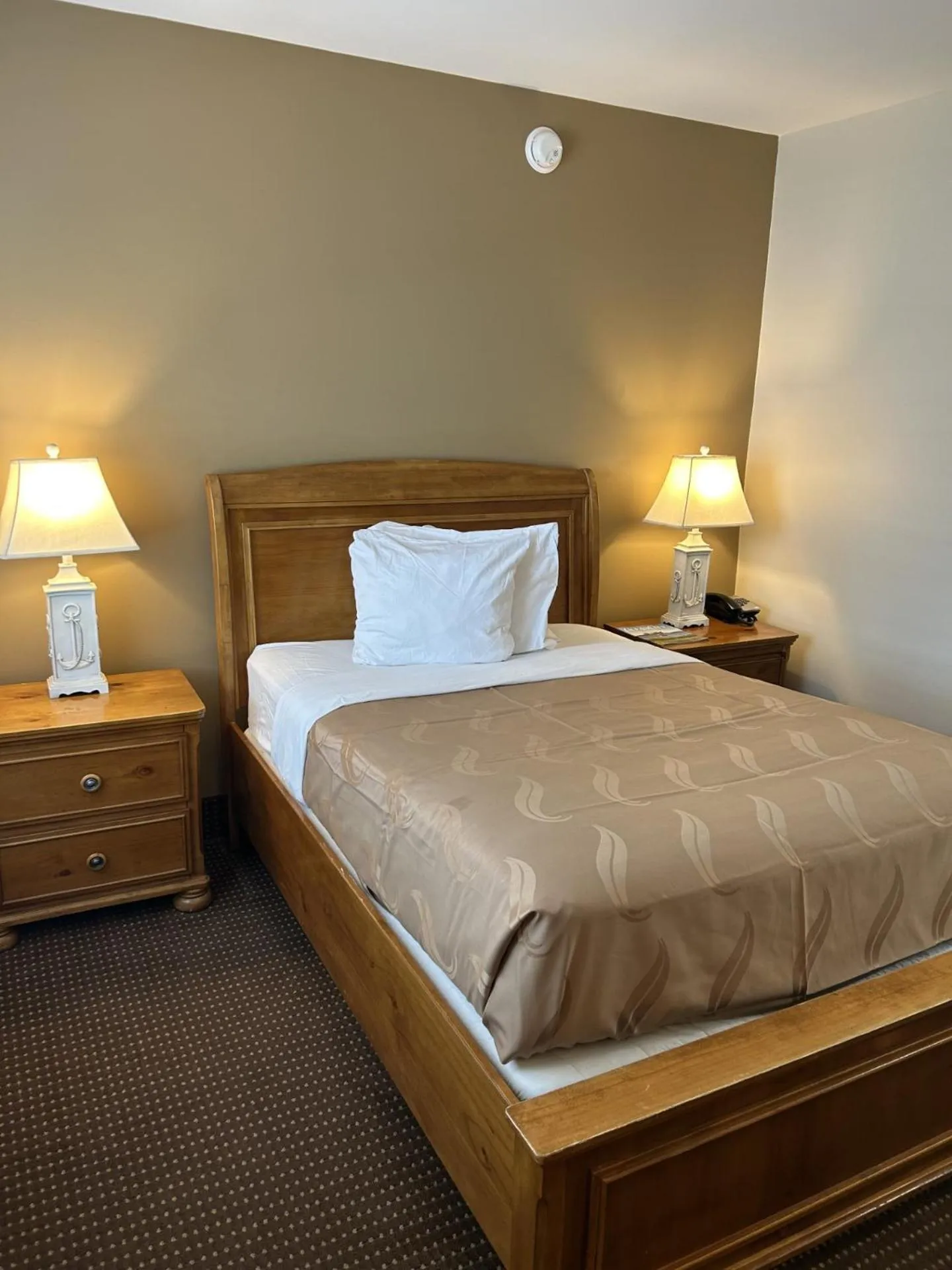 Bedroom, Bed in The Admiral Hotel/Motel