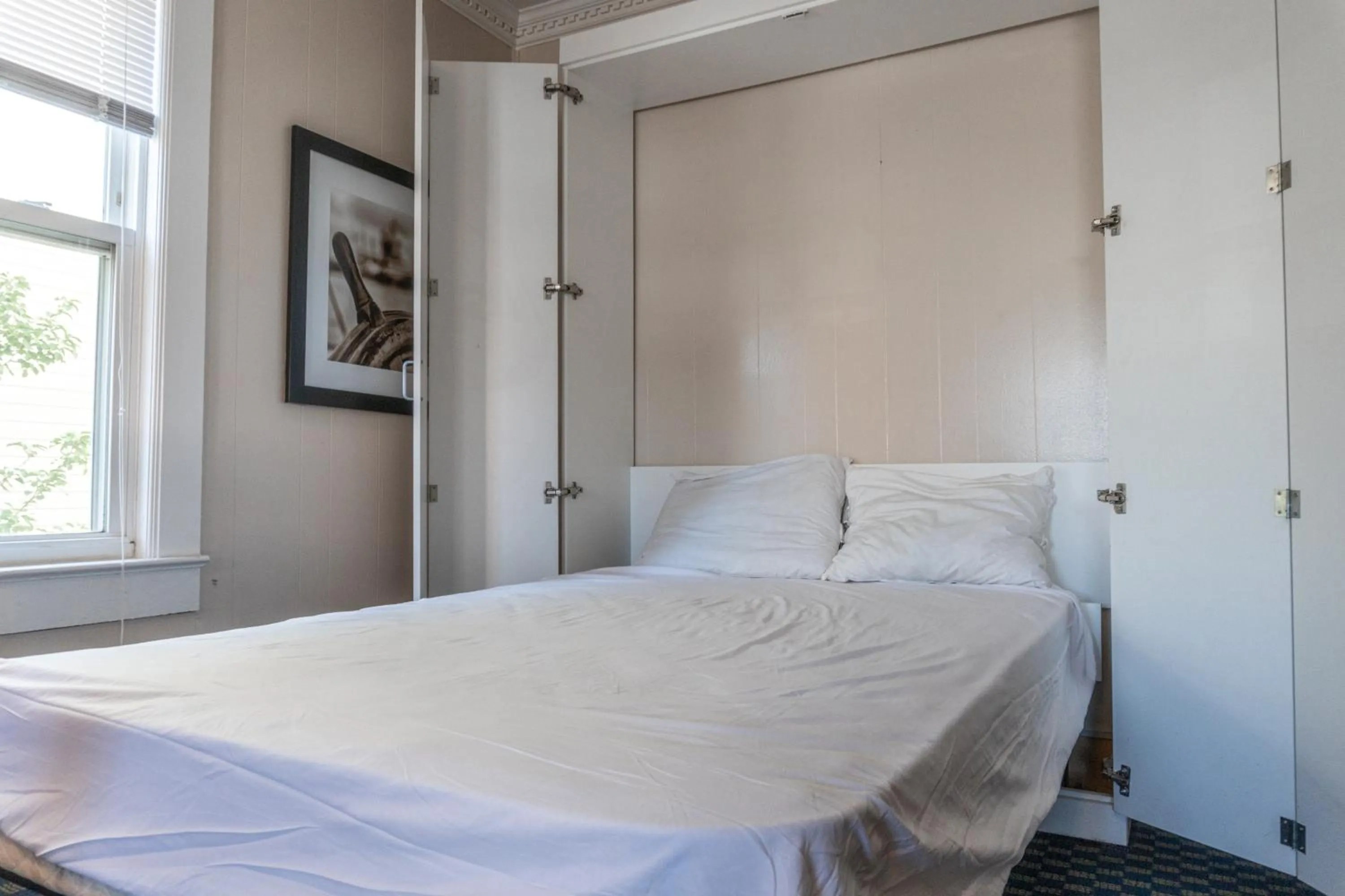 Photo of the whole room, Bed in The Admiral Hotel/Motel