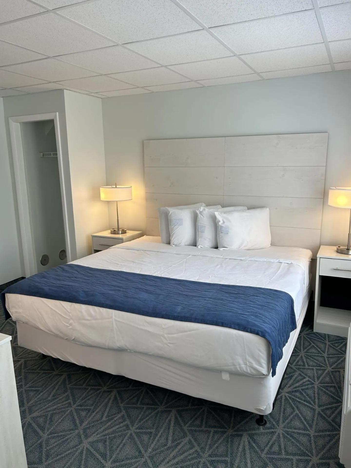 Photo of the whole room, Bed in The Admiral Hotel/Motel