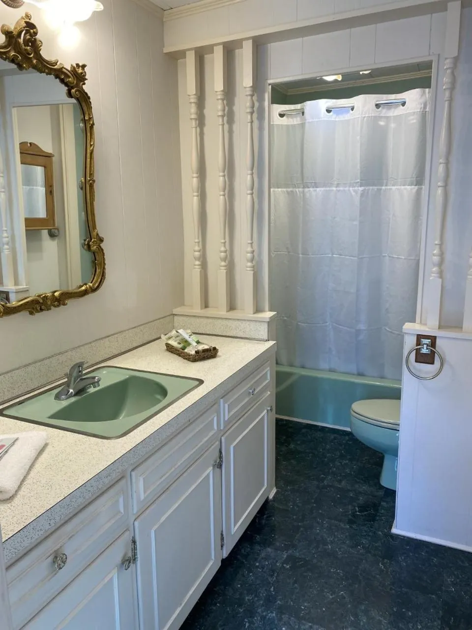 Bathroom in The Admiral Hotel/Motel