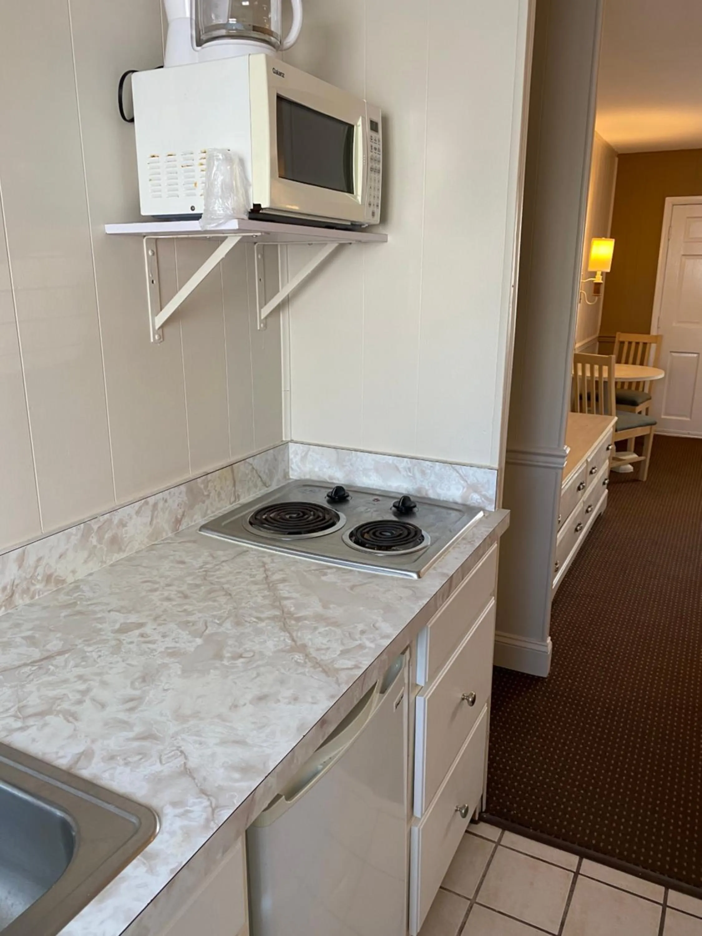 Kitchen or kitchenette in The Admiral Hotel/Motel