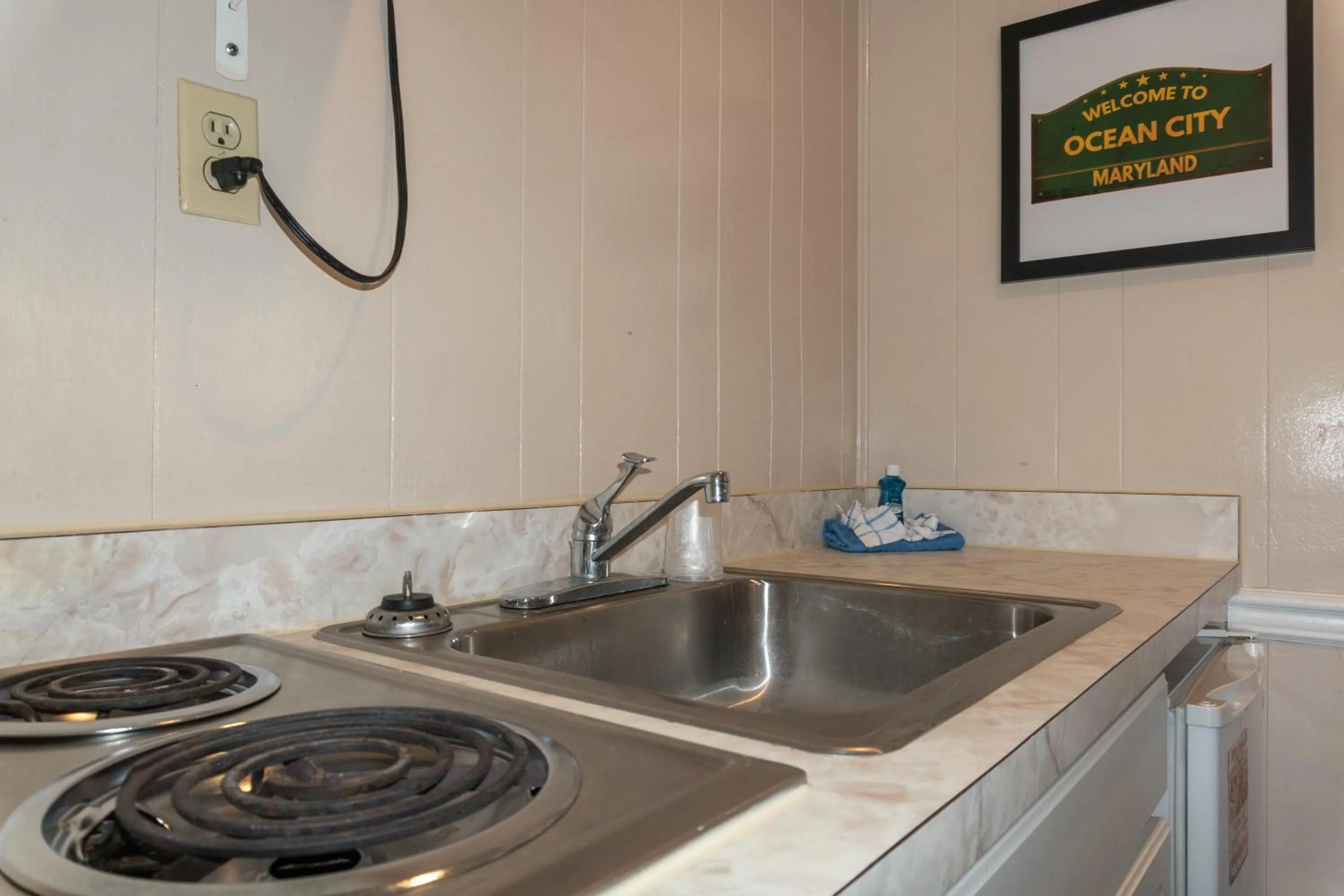 Kitchen or kitchenette in The Admiral Hotel/Motel