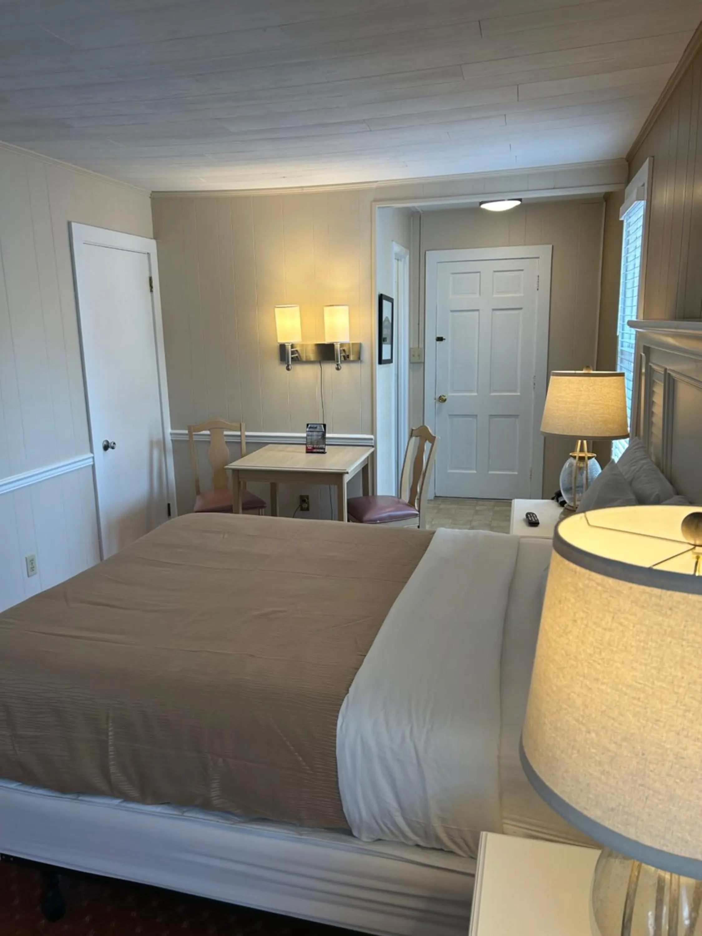 Photo of the whole room, Bed in The Admiral Hotel/Motel