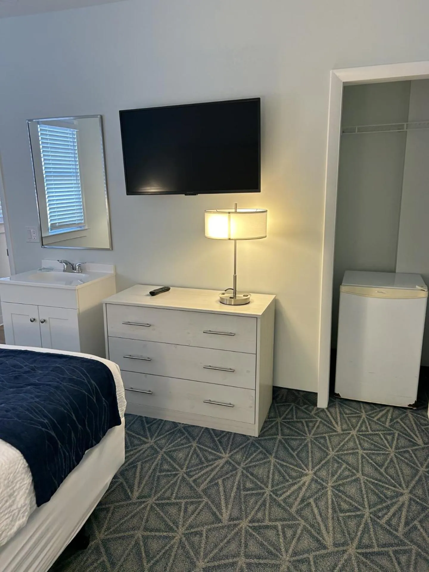 Photo of the whole room, Bed in The Admiral Hotel/Motel