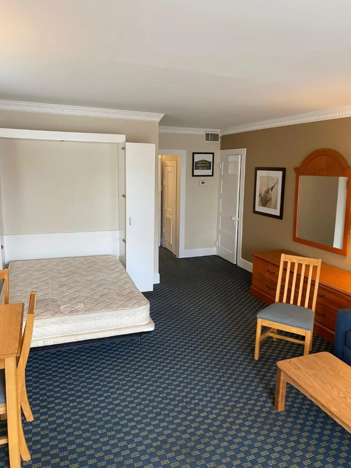 Photo of the whole room, Bed in The Admiral Hotel/Motel