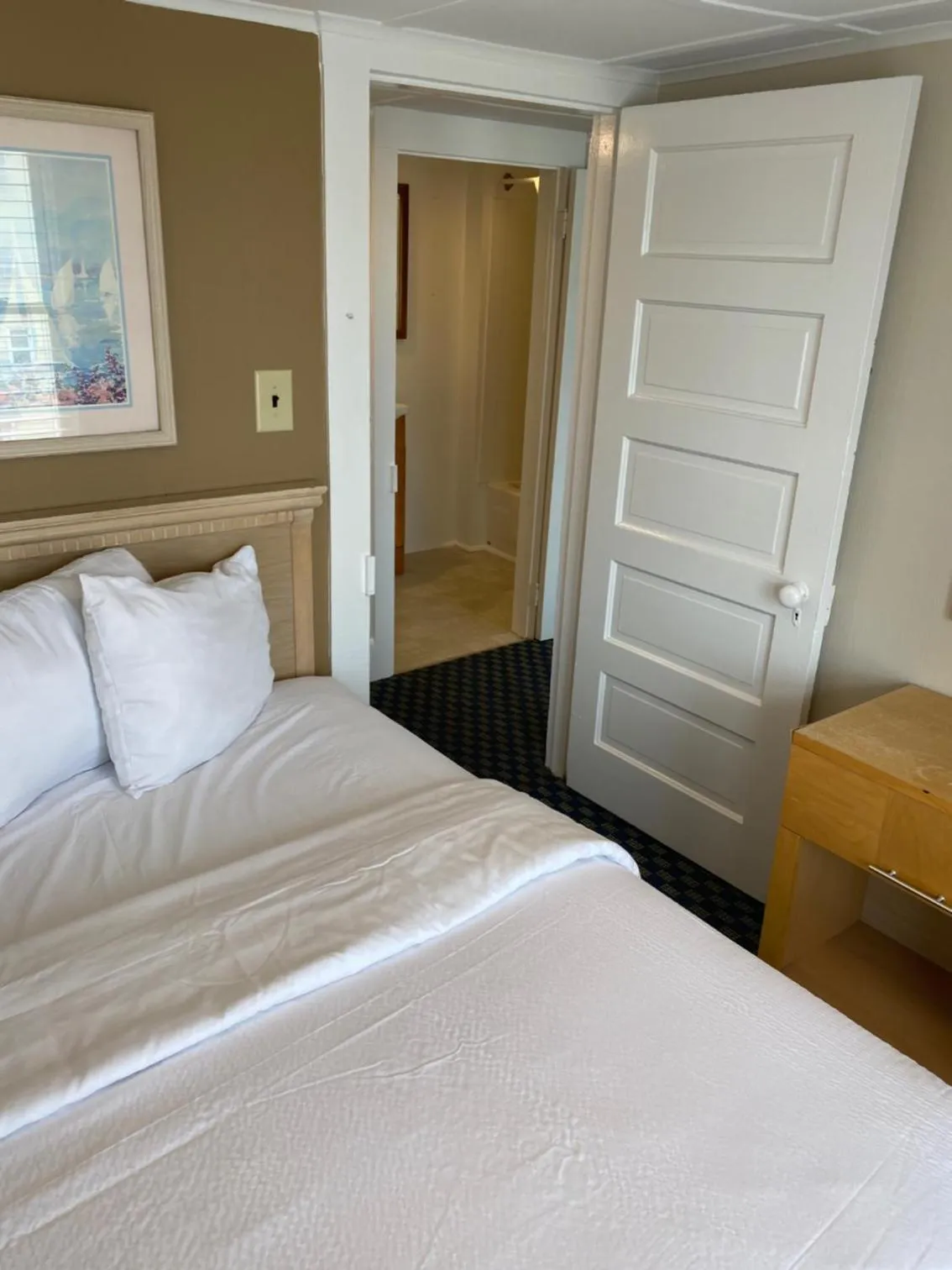 Bedroom, Bed in The Admiral Hotel/Motel