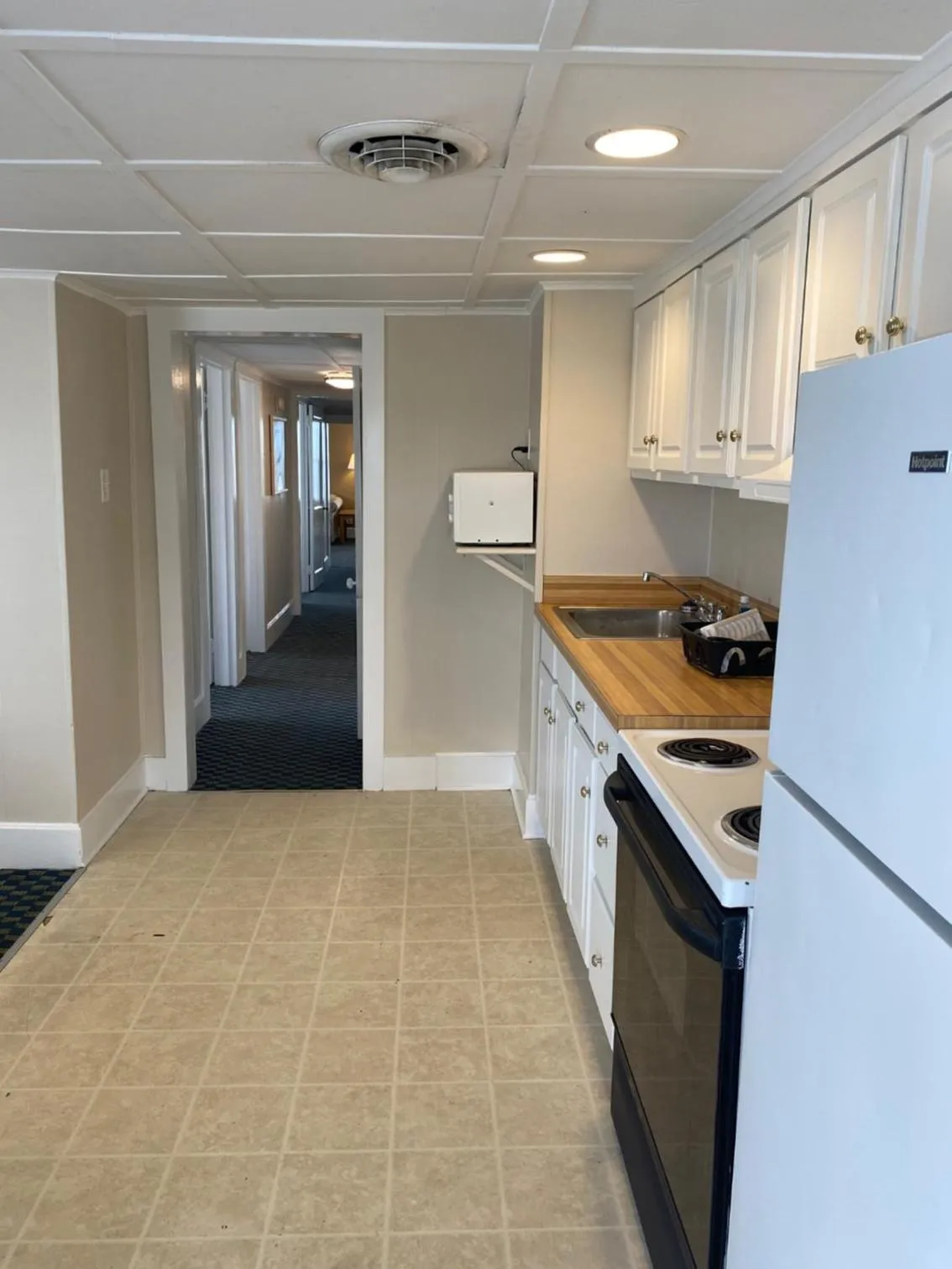 Kitchen or kitchenette in The Admiral Hotel/Motel