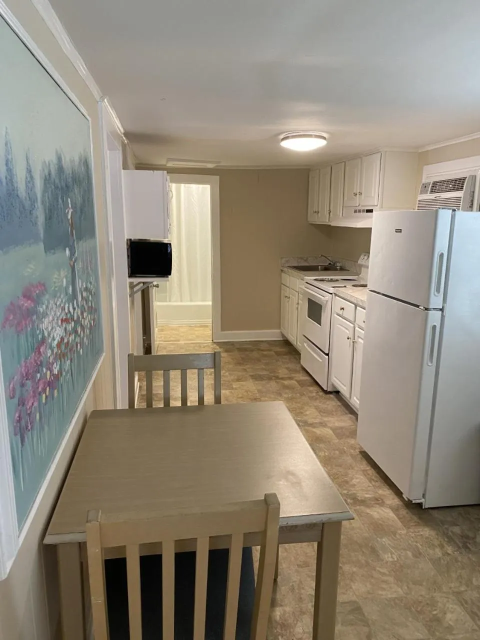 Kitchen or kitchenette in The Admiral Hotel/Motel