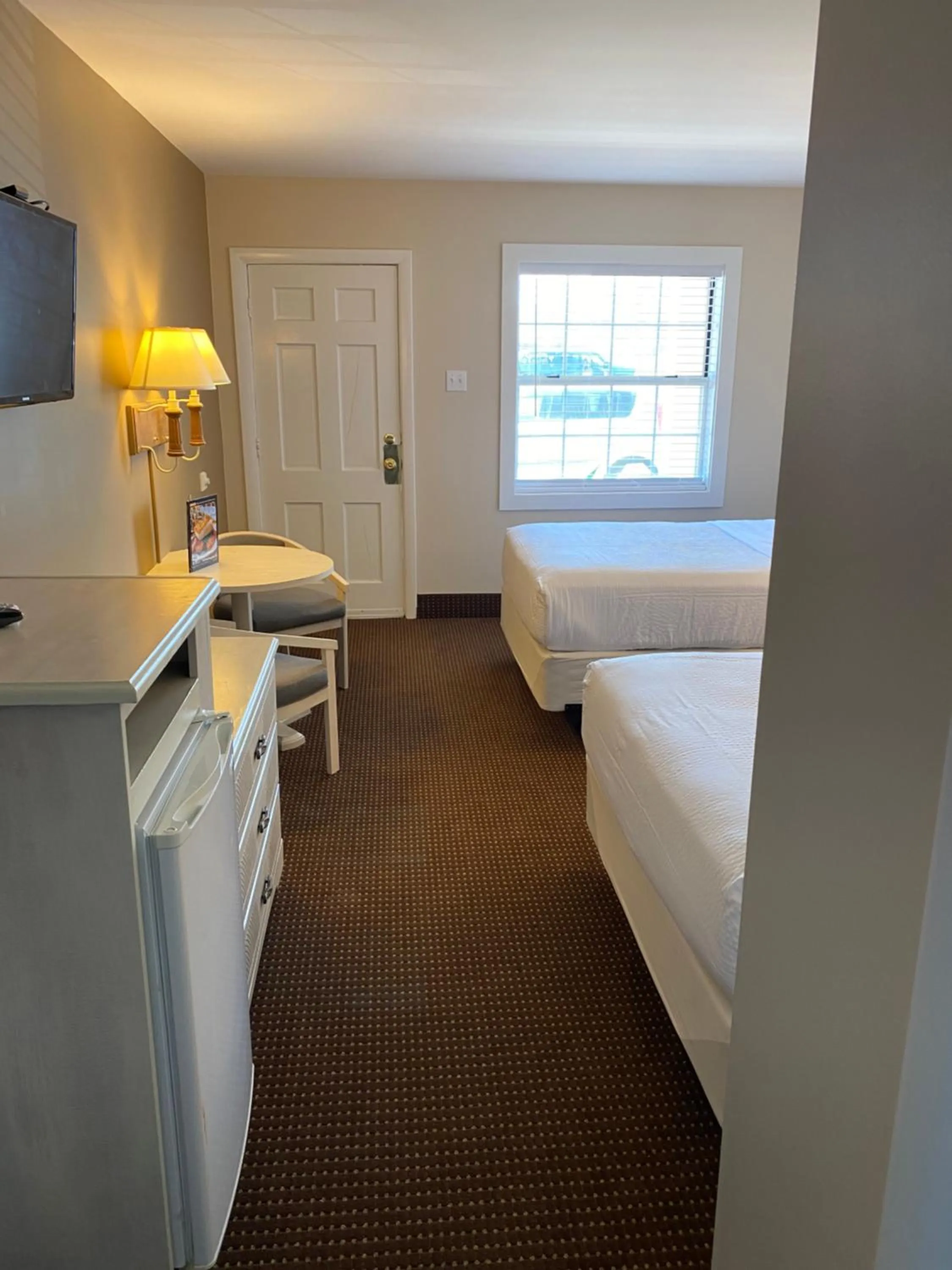 Photo of the whole room, Bed in The Admiral Hotel/Motel