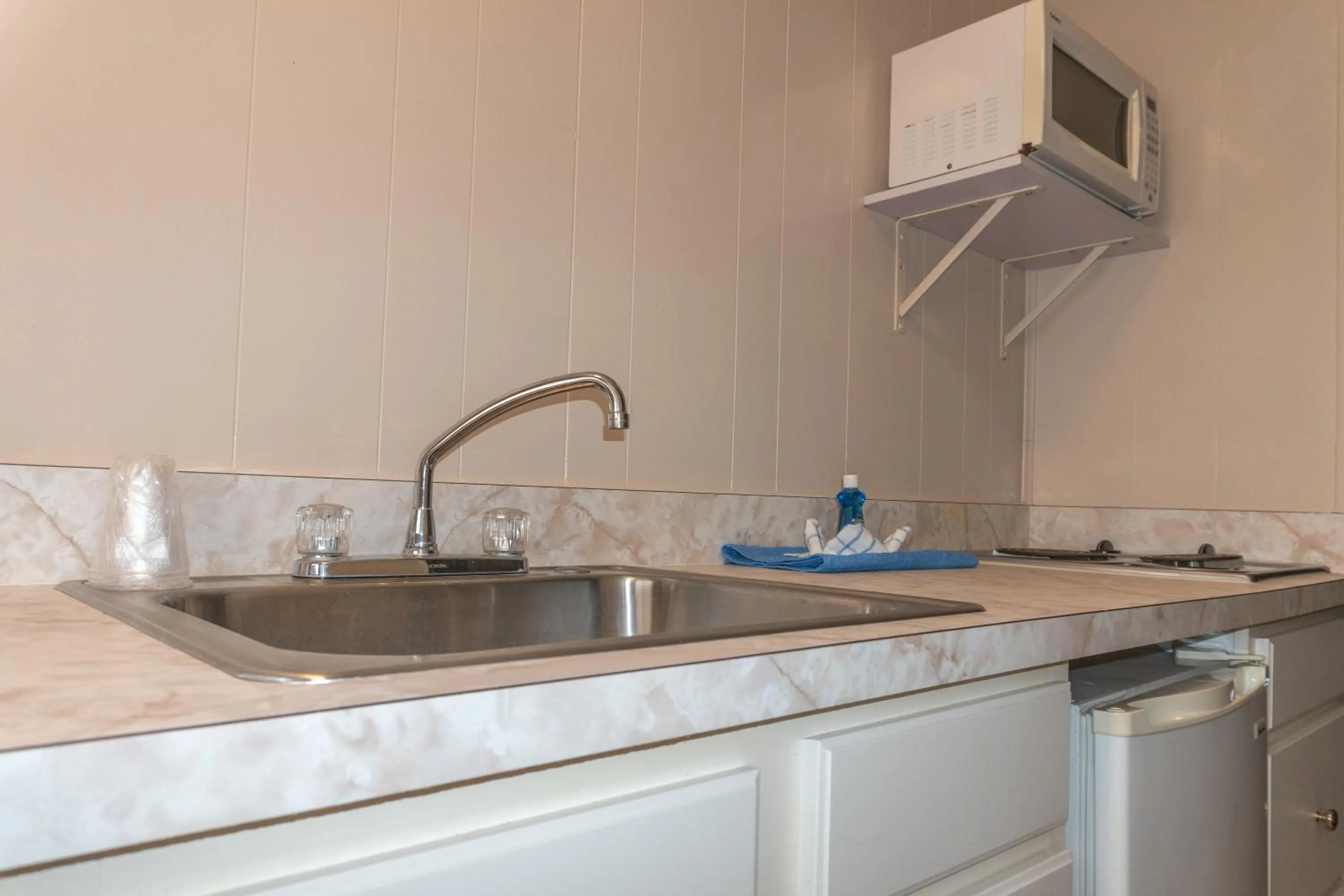 Kitchen or kitchenette in The Admiral Hotel/Motel