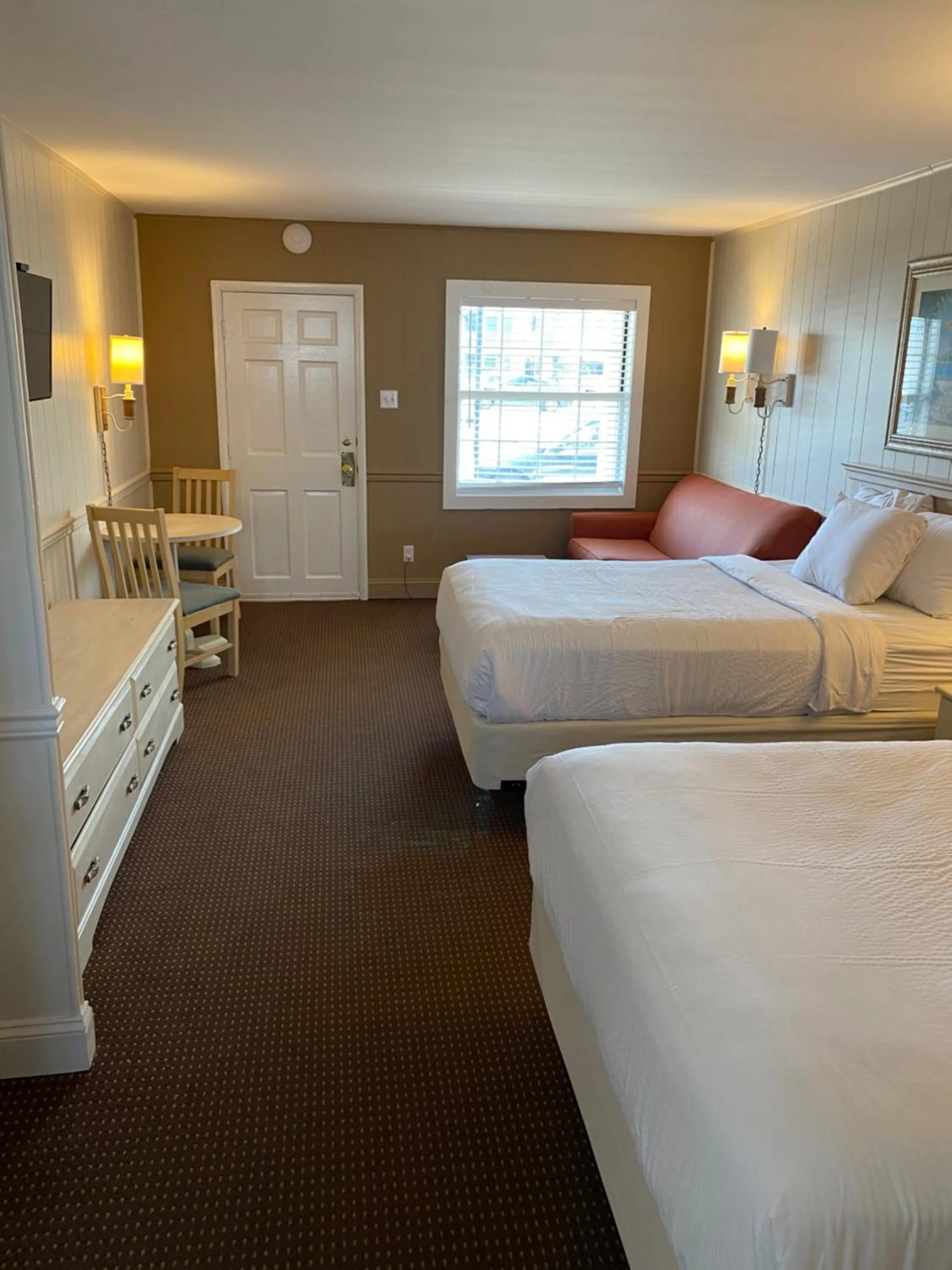 Photo of the whole room, Bed in The Admiral Hotel/Motel