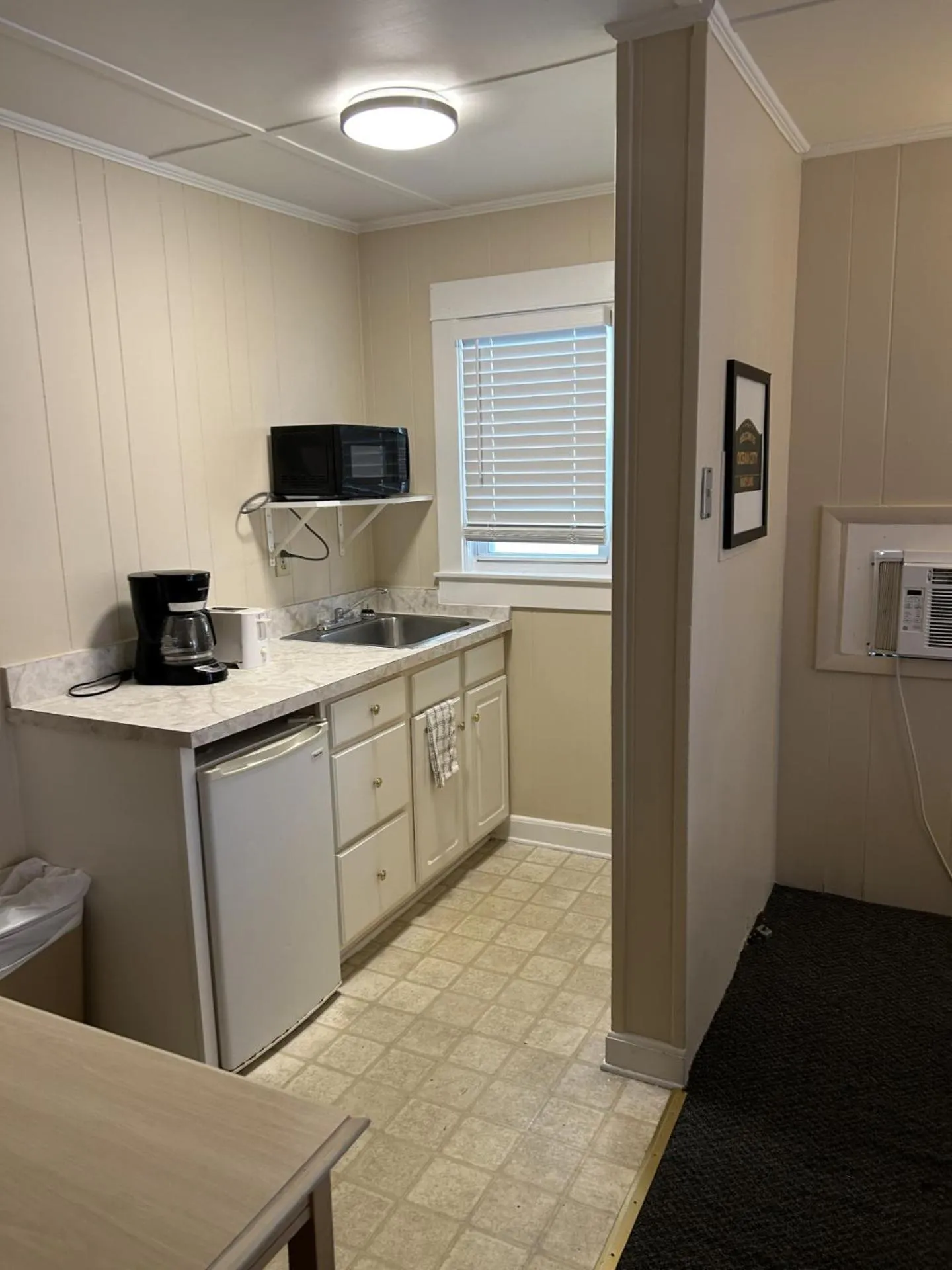 Kitchen or kitchenette in The Admiral Hotel/Motel