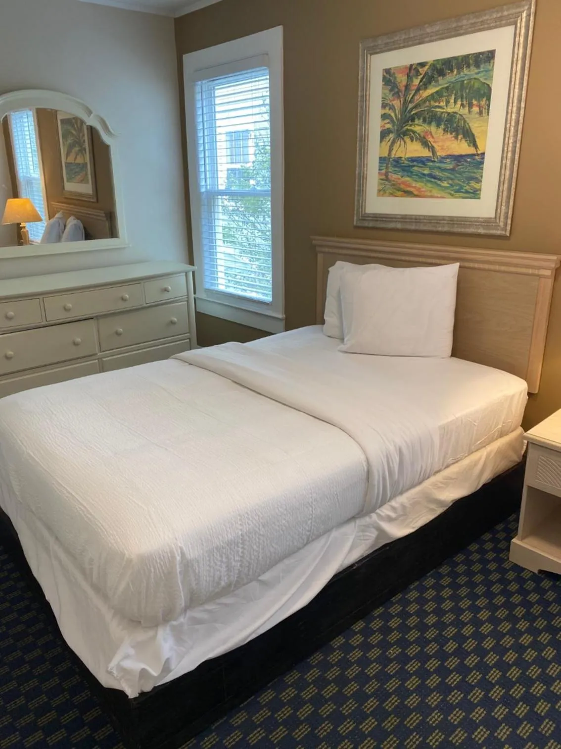 Bedroom, Bed in The Admiral Hotel/Motel