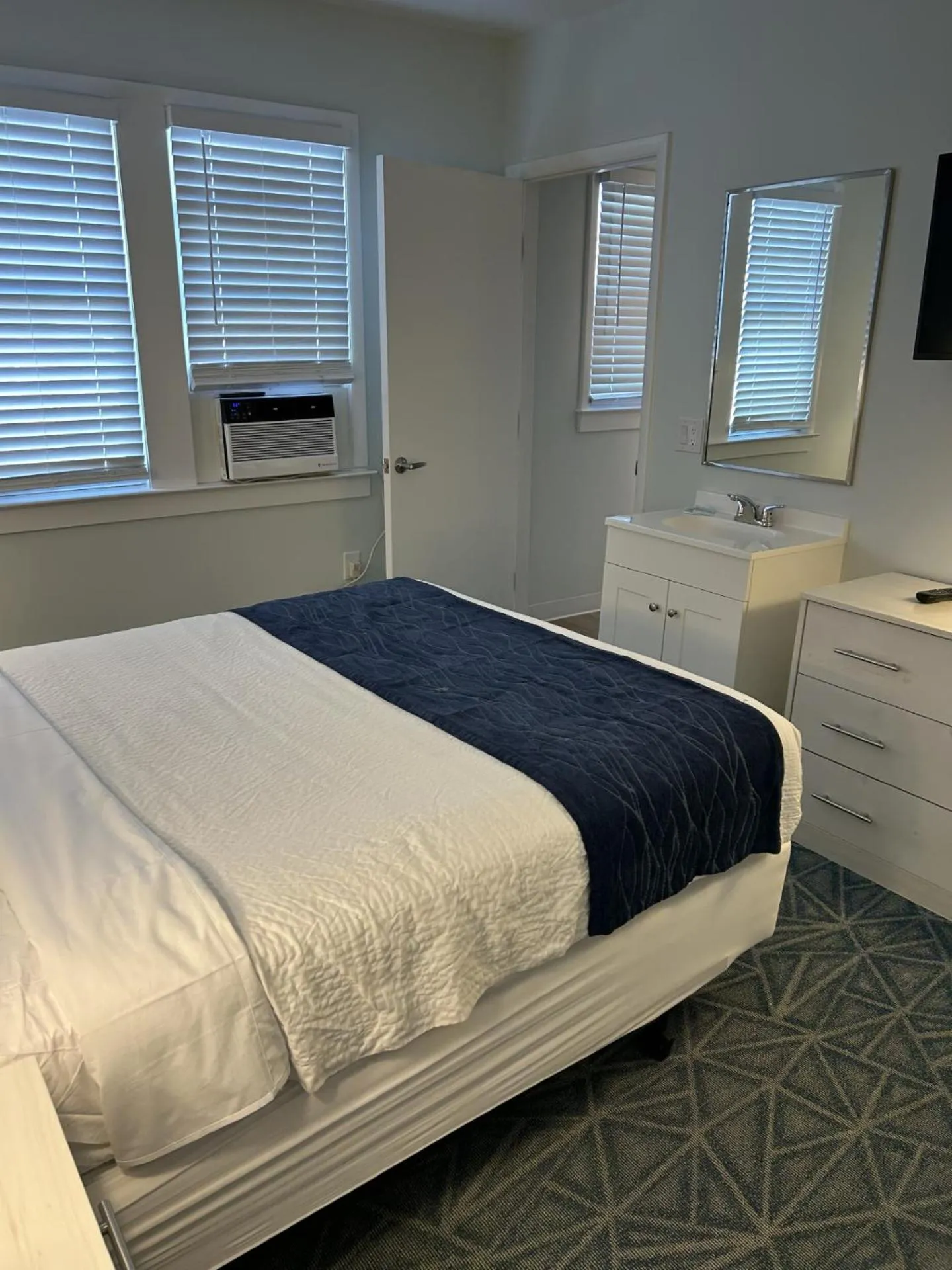 Photo of the whole room, Bed in The Admiral Hotel/Motel