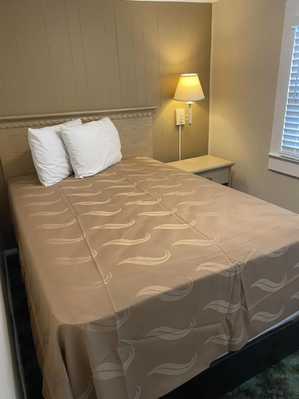 Bedroom, Bed in The Admiral Hotel/Motel