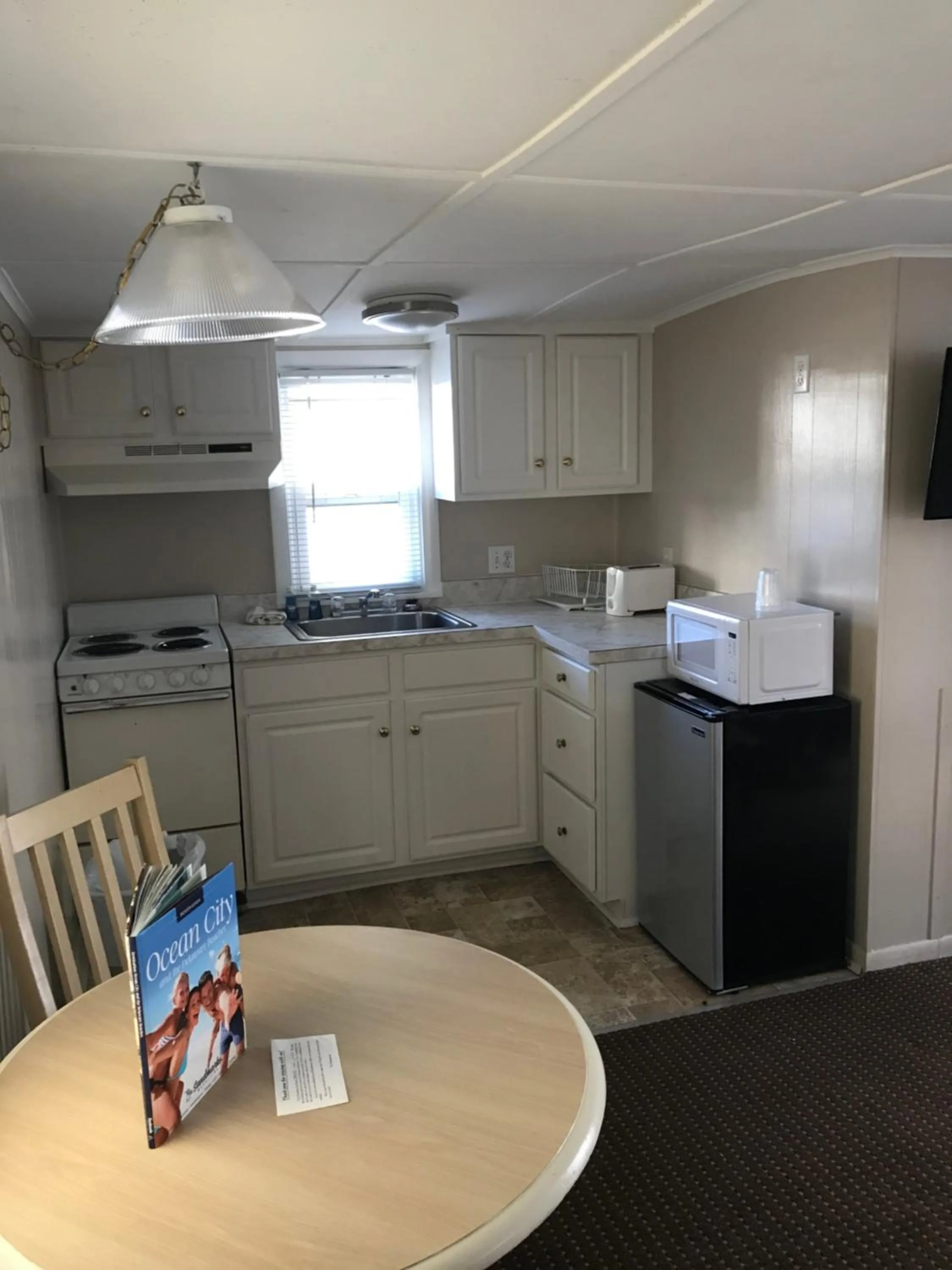 Kitchen or kitchenette in The Admiral Hotel/Motel