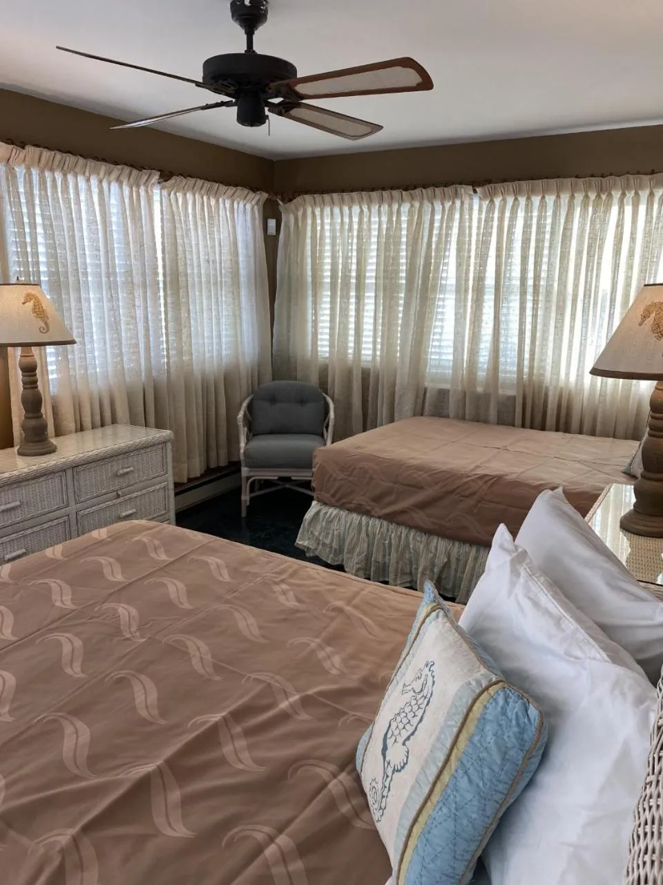 Bedroom, Bed in The Admiral Hotel/Motel