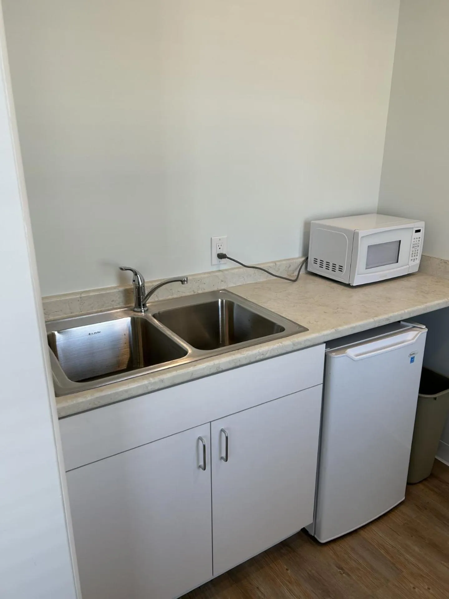 Kitchen or kitchenette in The Admiral Hotel/Motel