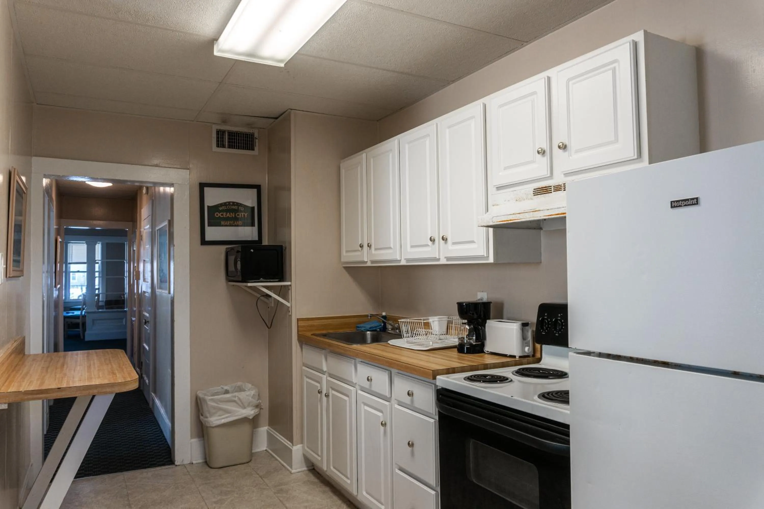 Kitchen or kitchenette in The Admiral Hotel/Motel
