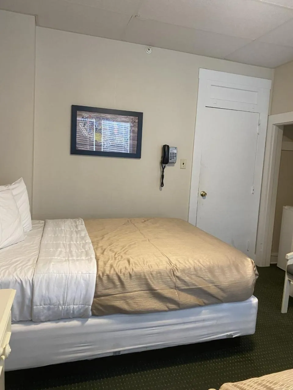 Photo of the whole room, Bed in The Admiral Hotel/Motel