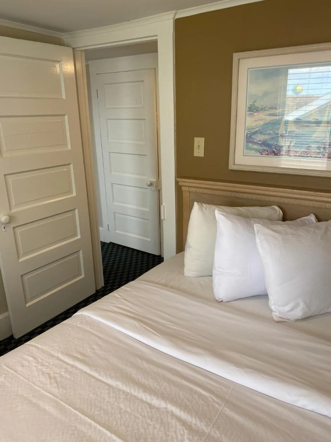 Bedroom, Bed in The Admiral Hotel/Motel