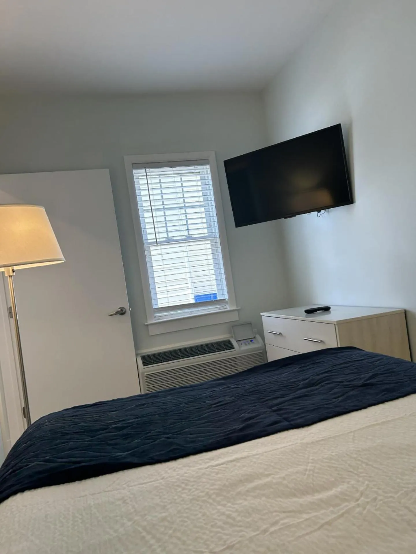 Photo of the whole room, Bed in The Admiral Hotel/Motel