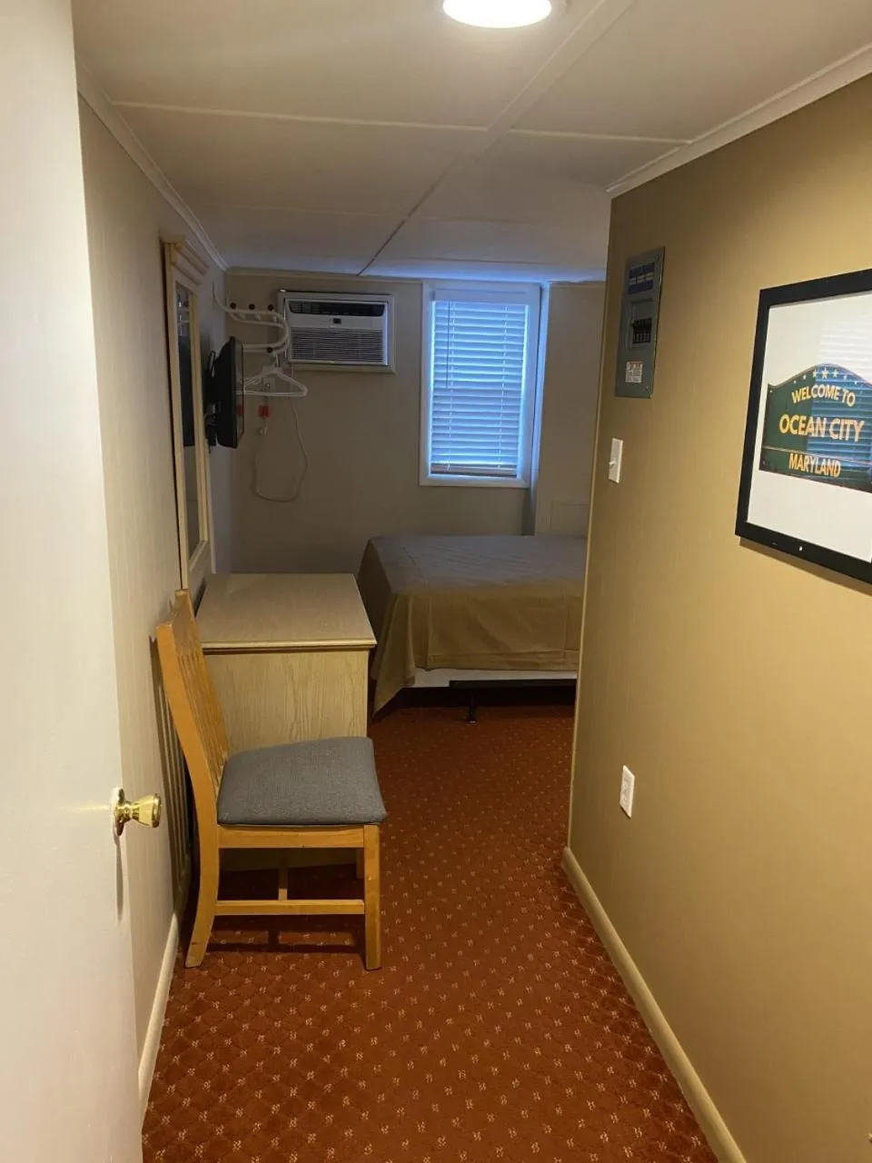Photo of the whole room, Bed in The Admiral Hotel/Motel
