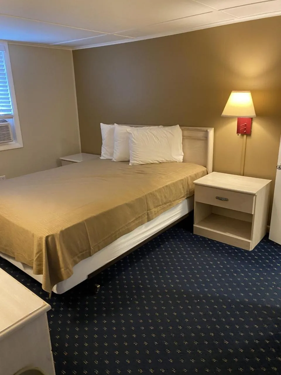 Bedroom, Bed in The Admiral Hotel/Motel