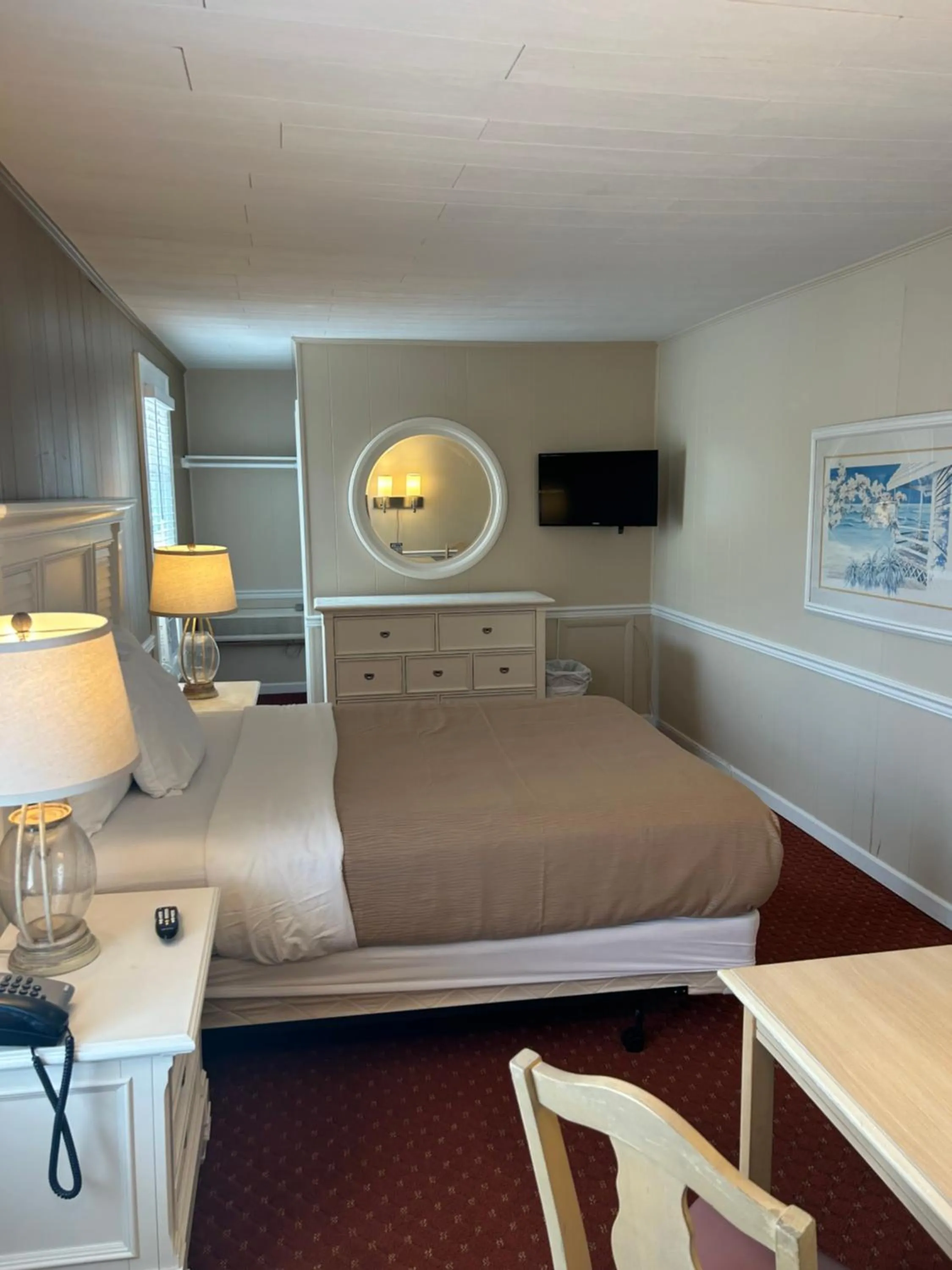 Photo of the whole room, Bed in The Admiral Hotel/Motel