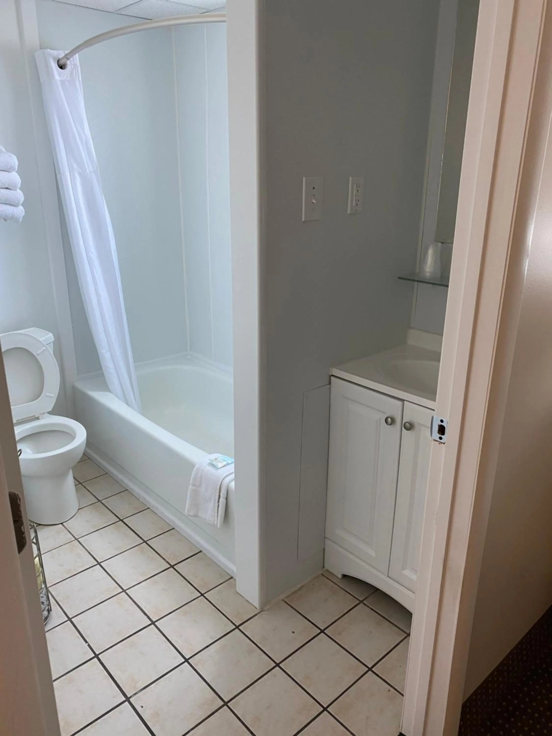 Bathroom in The Admiral Hotel/Motel