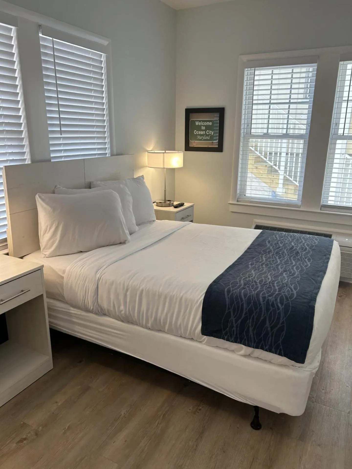 Photo of the whole room, Bed in The Admiral Hotel/Motel