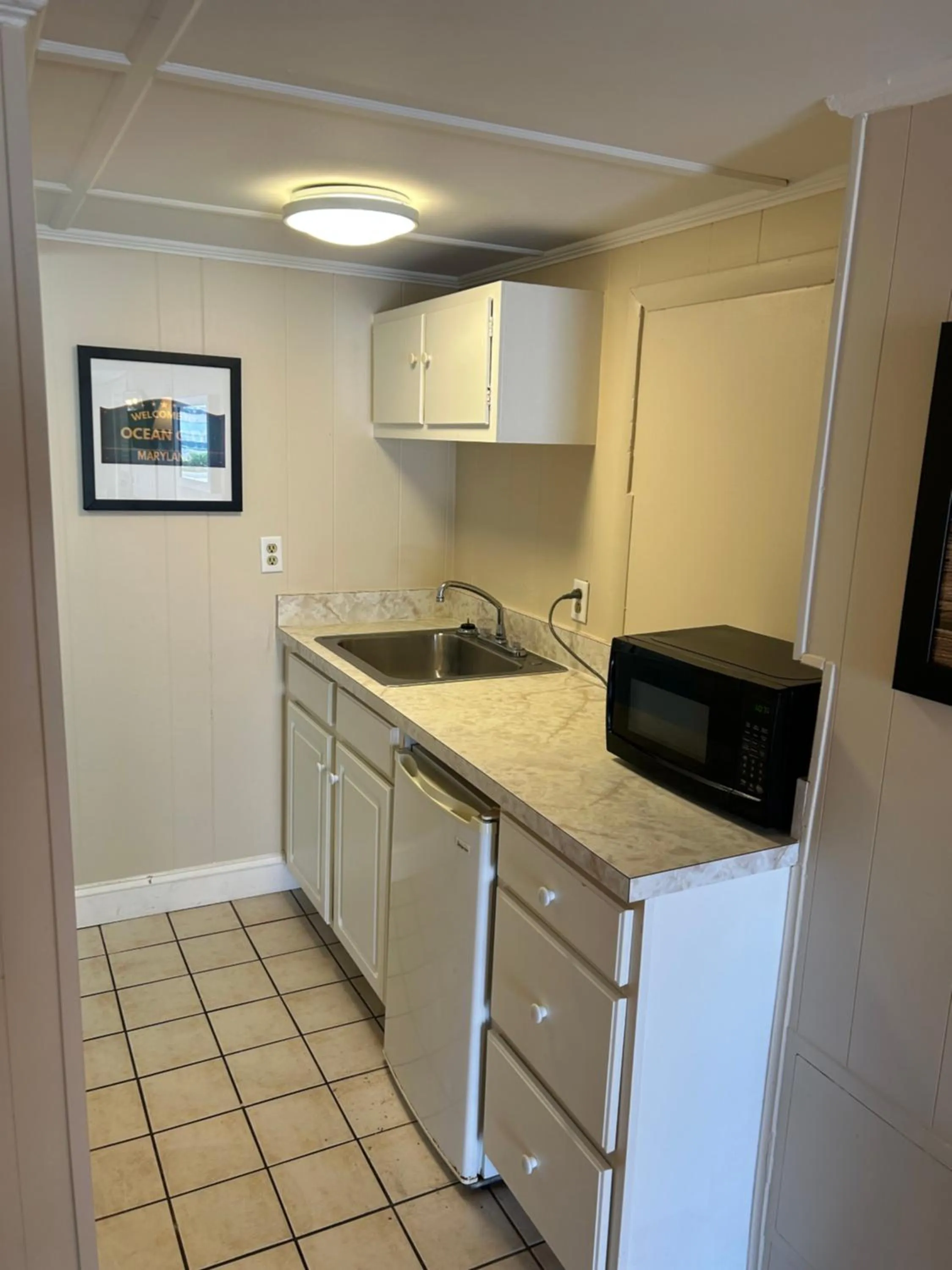 Kitchen or kitchenette in The Admiral Hotel/Motel