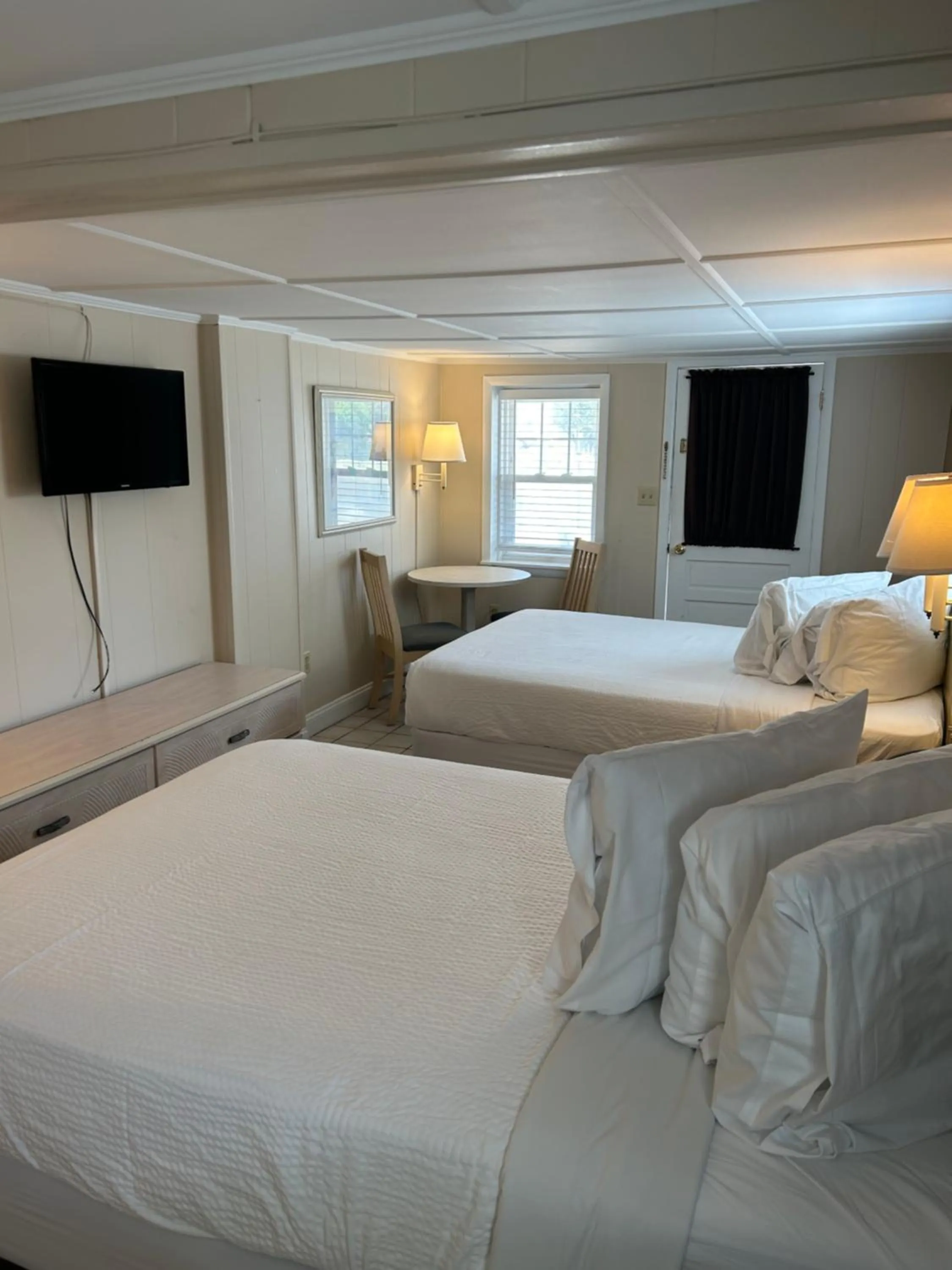 Photo of the whole room, Bed in The Admiral Hotel/Motel