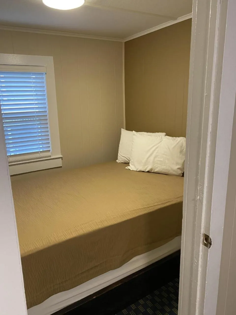 Bedroom, Bed in The Admiral Hotel/Motel