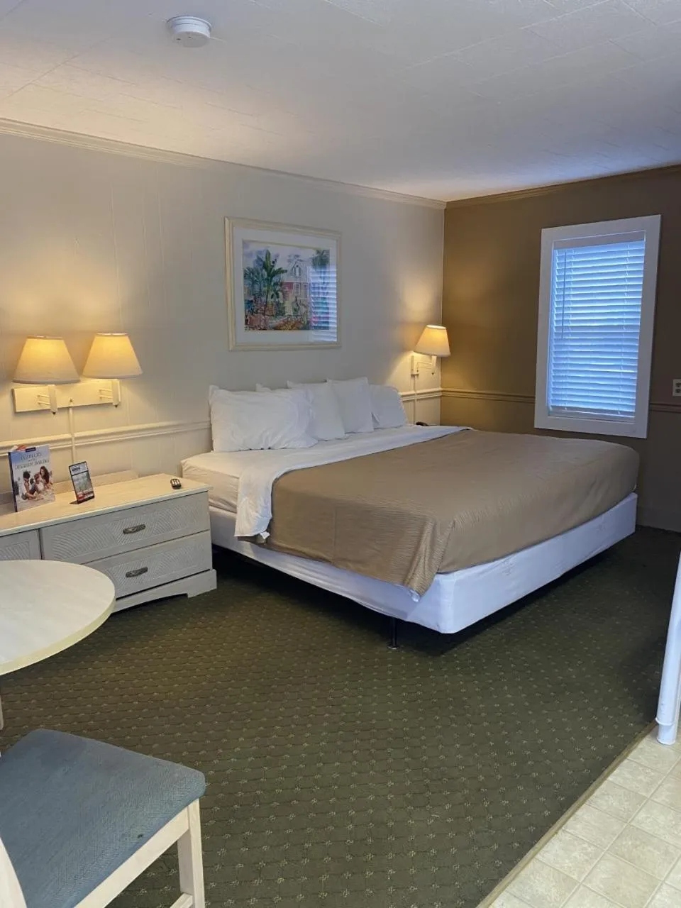 Photo of the whole room, Bed in The Admiral Hotel/Motel