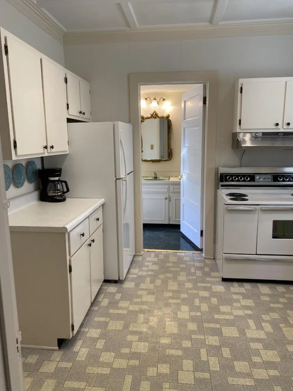 Kitchen or kitchenette in The Admiral Hotel/Motel