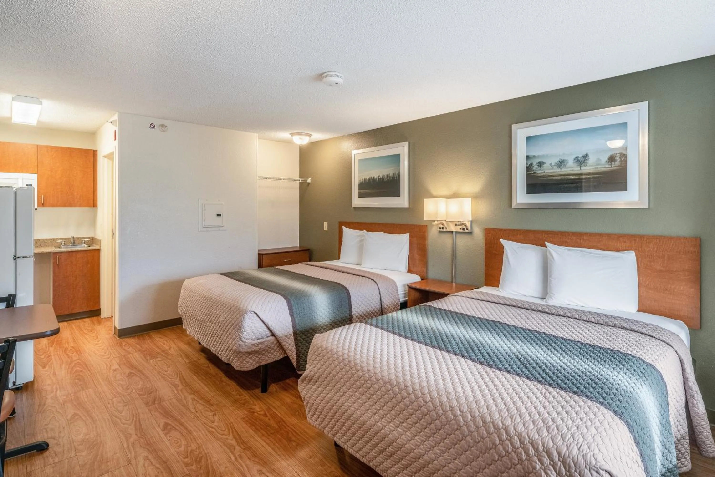 Photo of the whole room, Bed in HomeTowne Studios by Red Roof Spokane - Valley