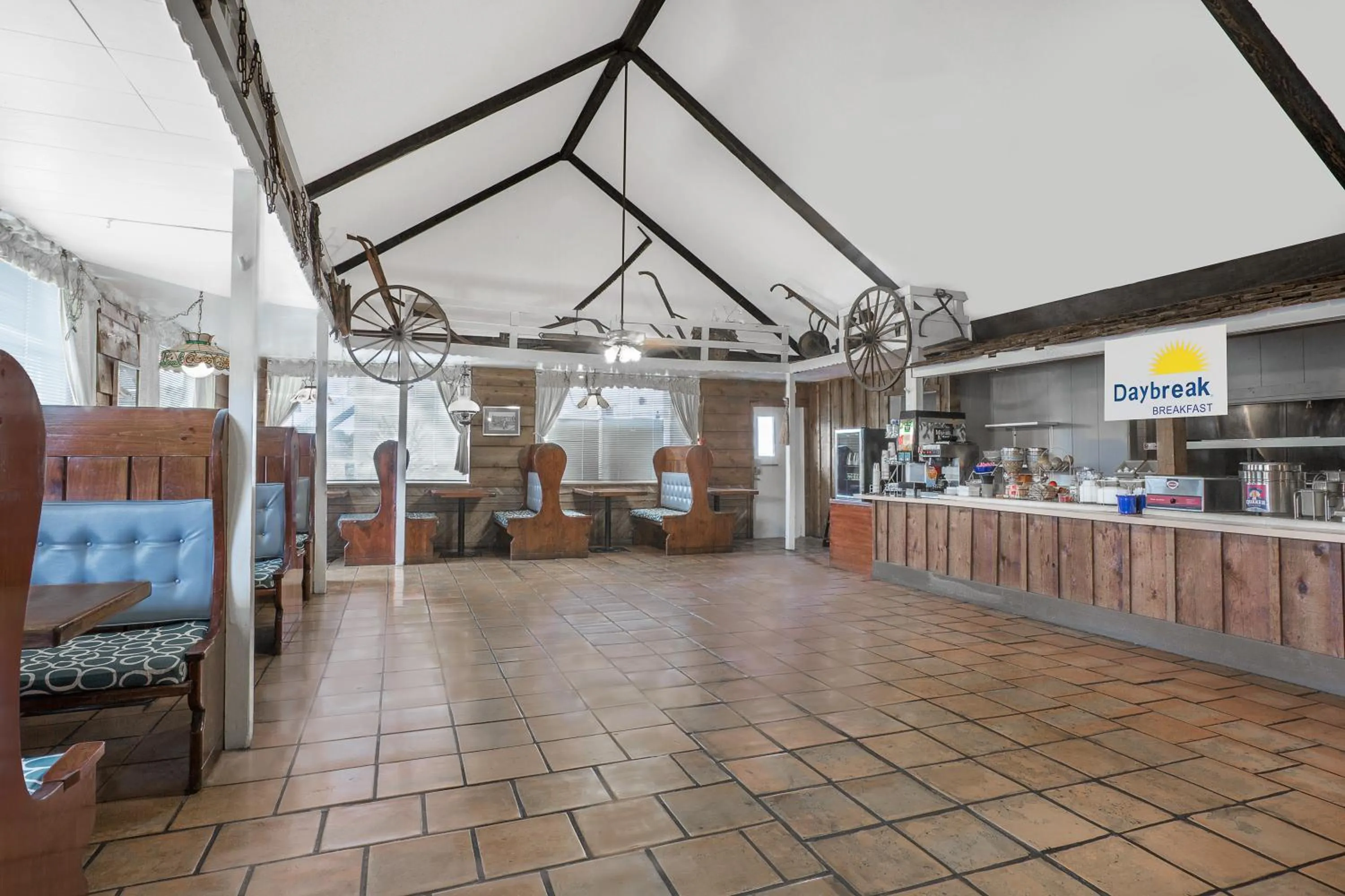 American breakfast in Meridian Inn Hotel