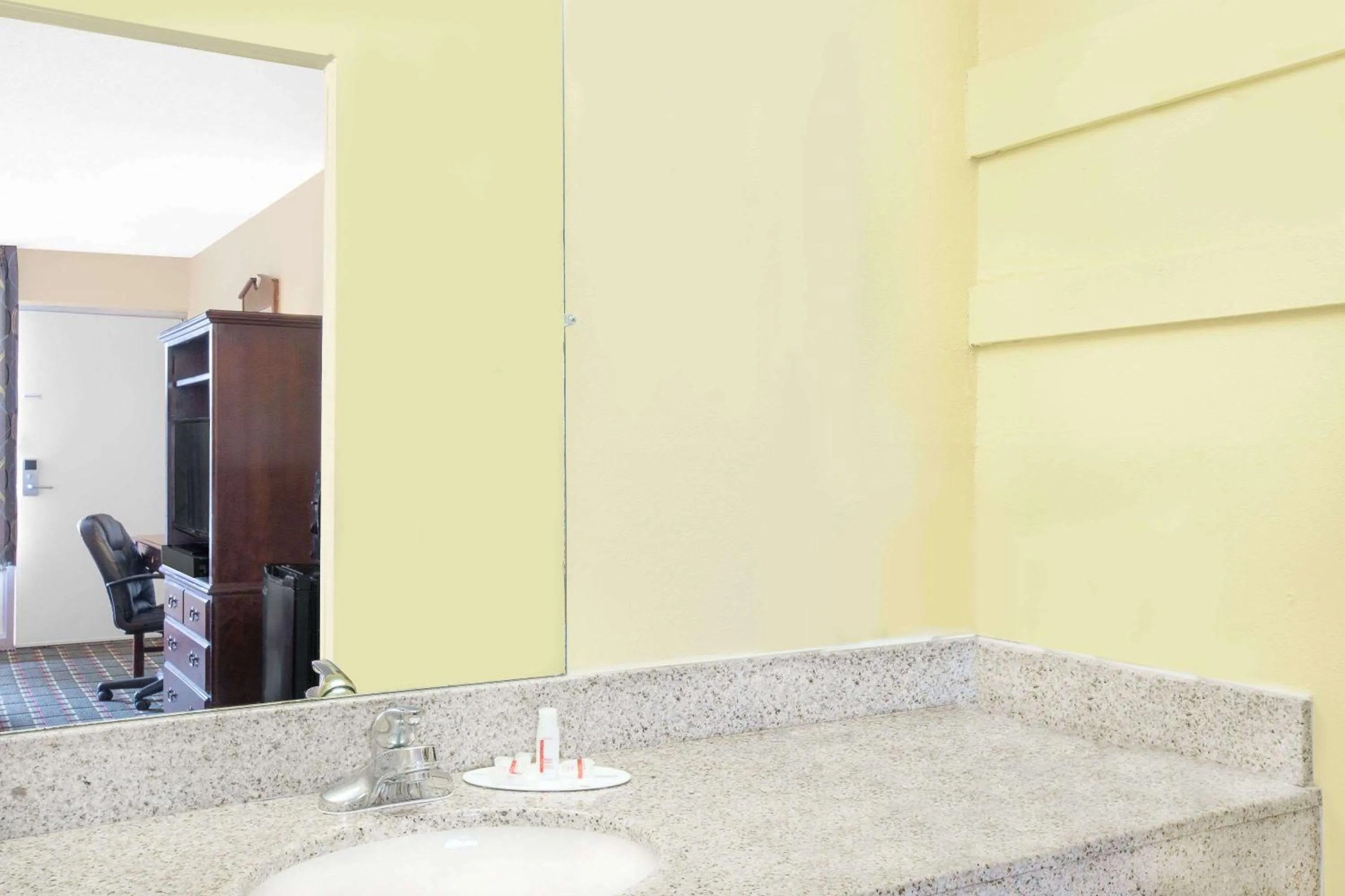 Bathroom in Meridian Inn Hotel