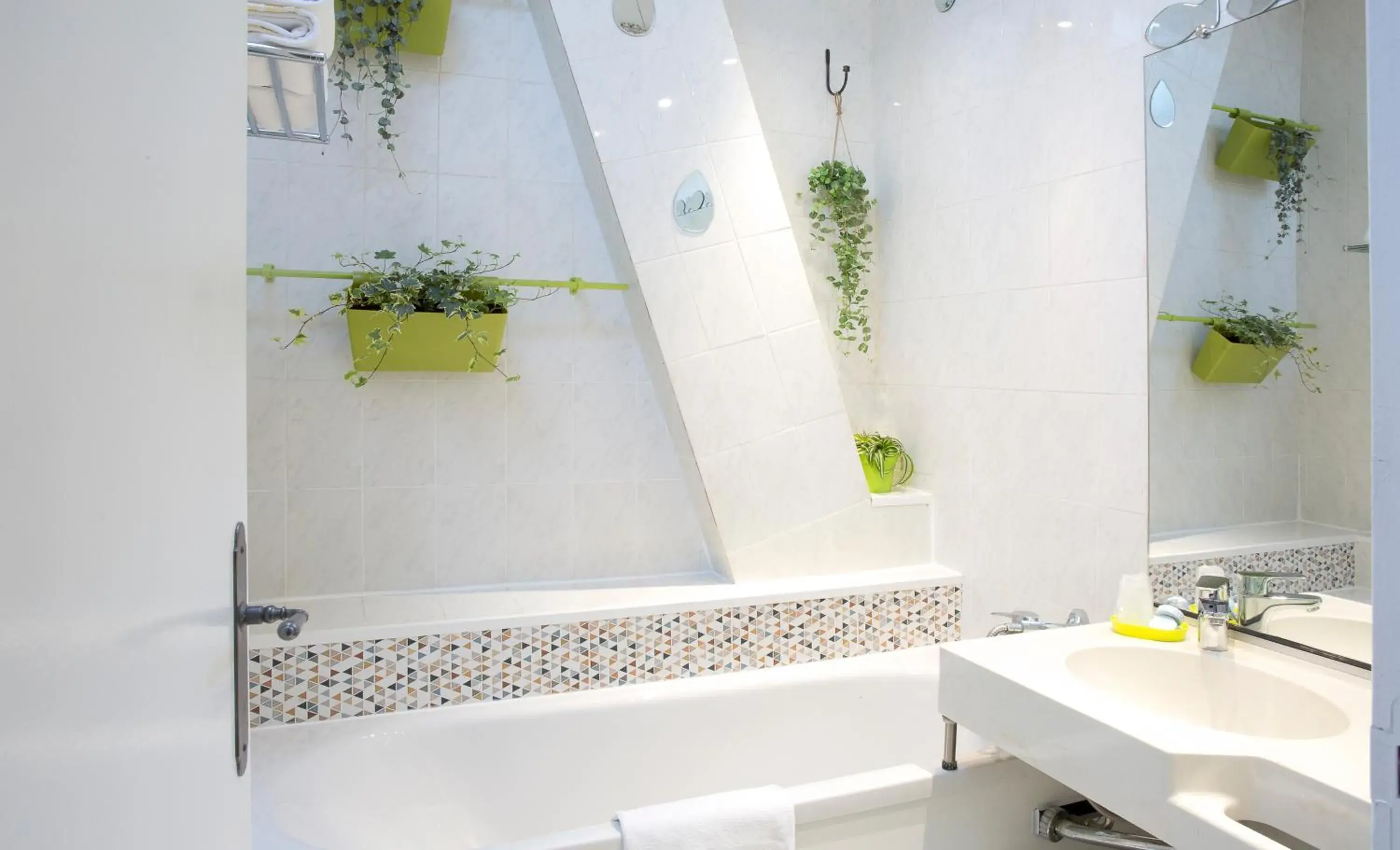 Family Room with Bath in Le Mas des Citronniers Family Room with Bath in Le Mas des Citronniers