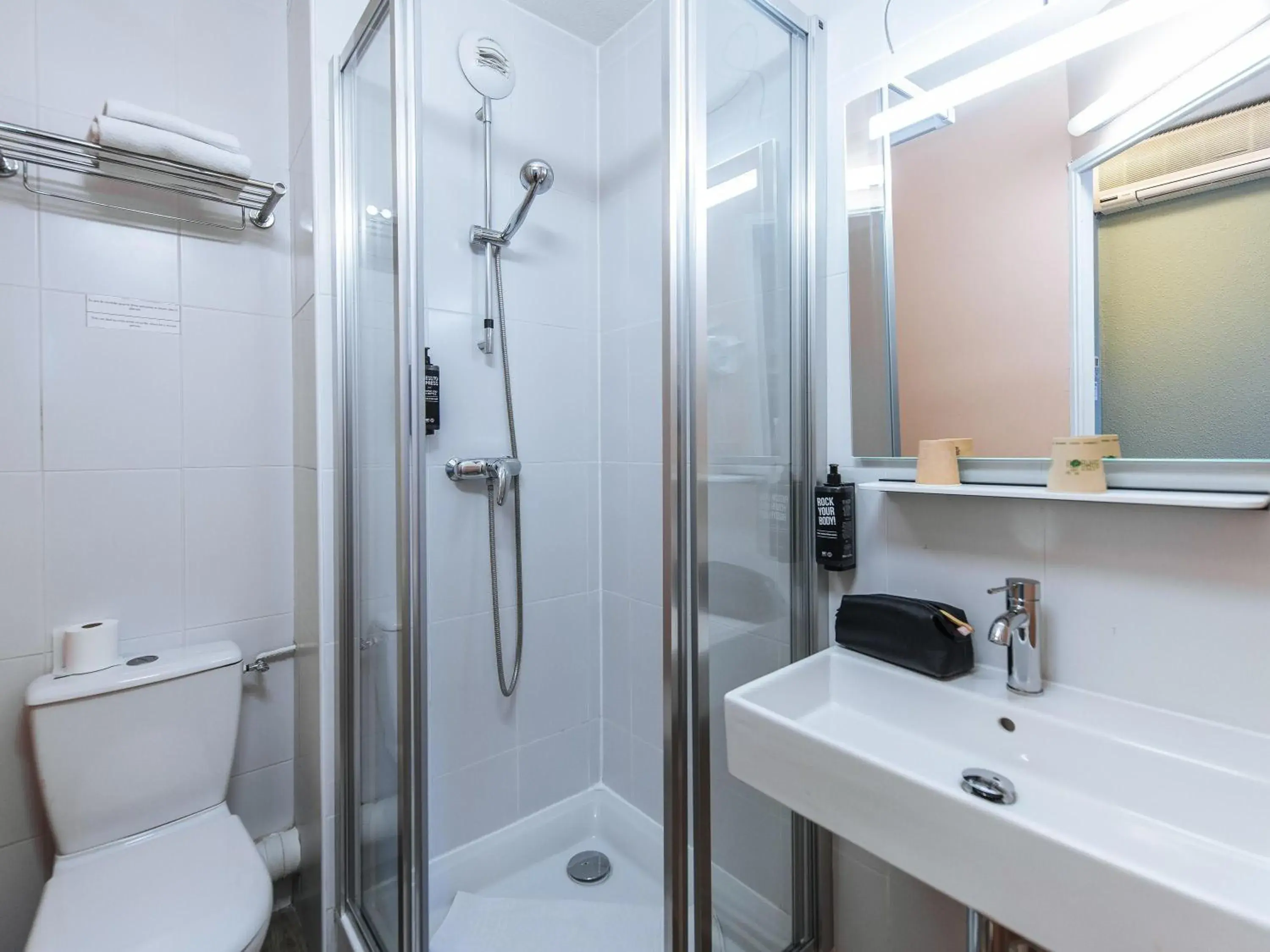 Standard Twin Room - single occupancy in Ibis Styles Lyon Croix Rousse Standard Twin Room - single occupancy in Ibis Styles Lyon Croix Rousse