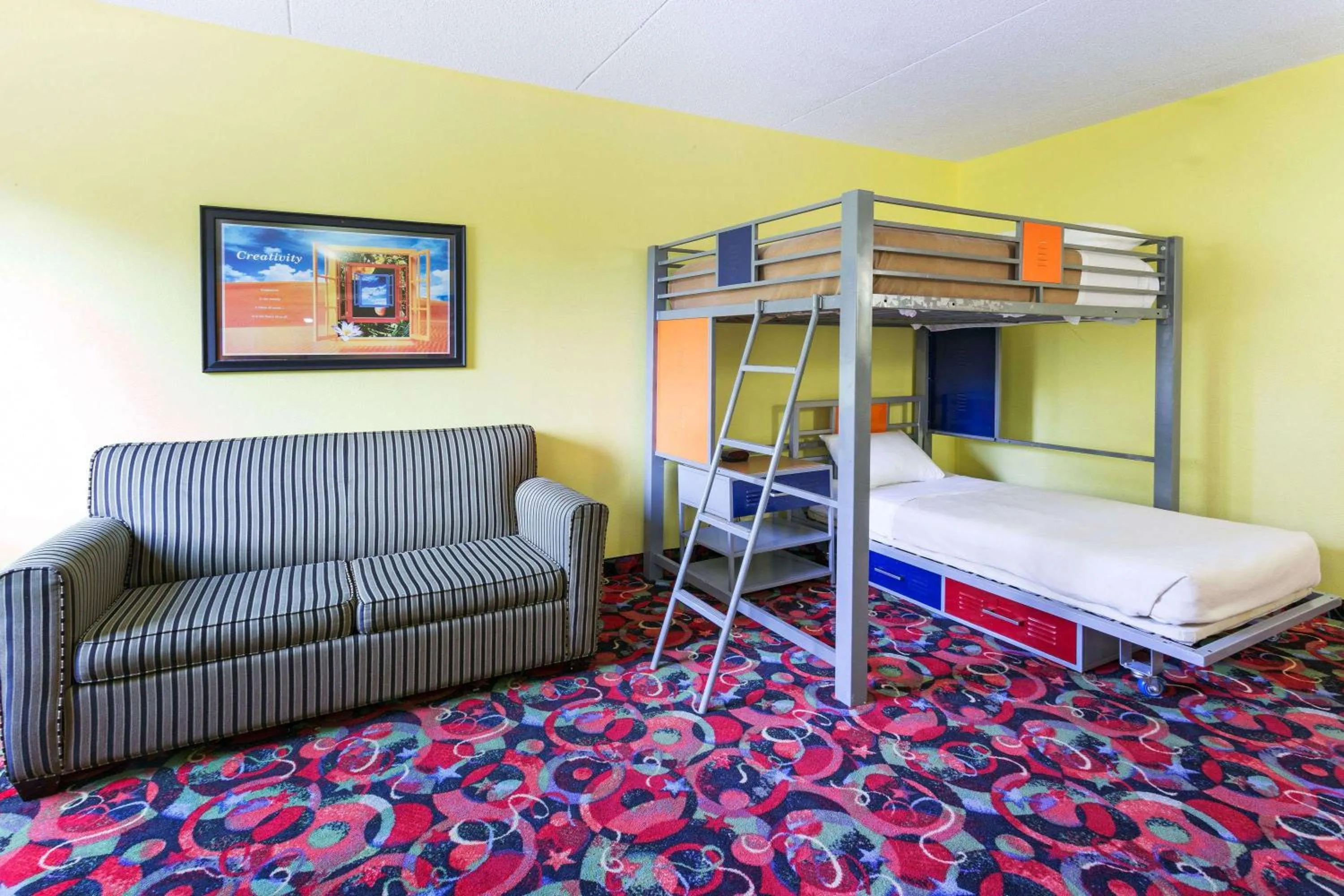 Photo of the whole room, Bed in Ramada by Wyndham Bettendorf