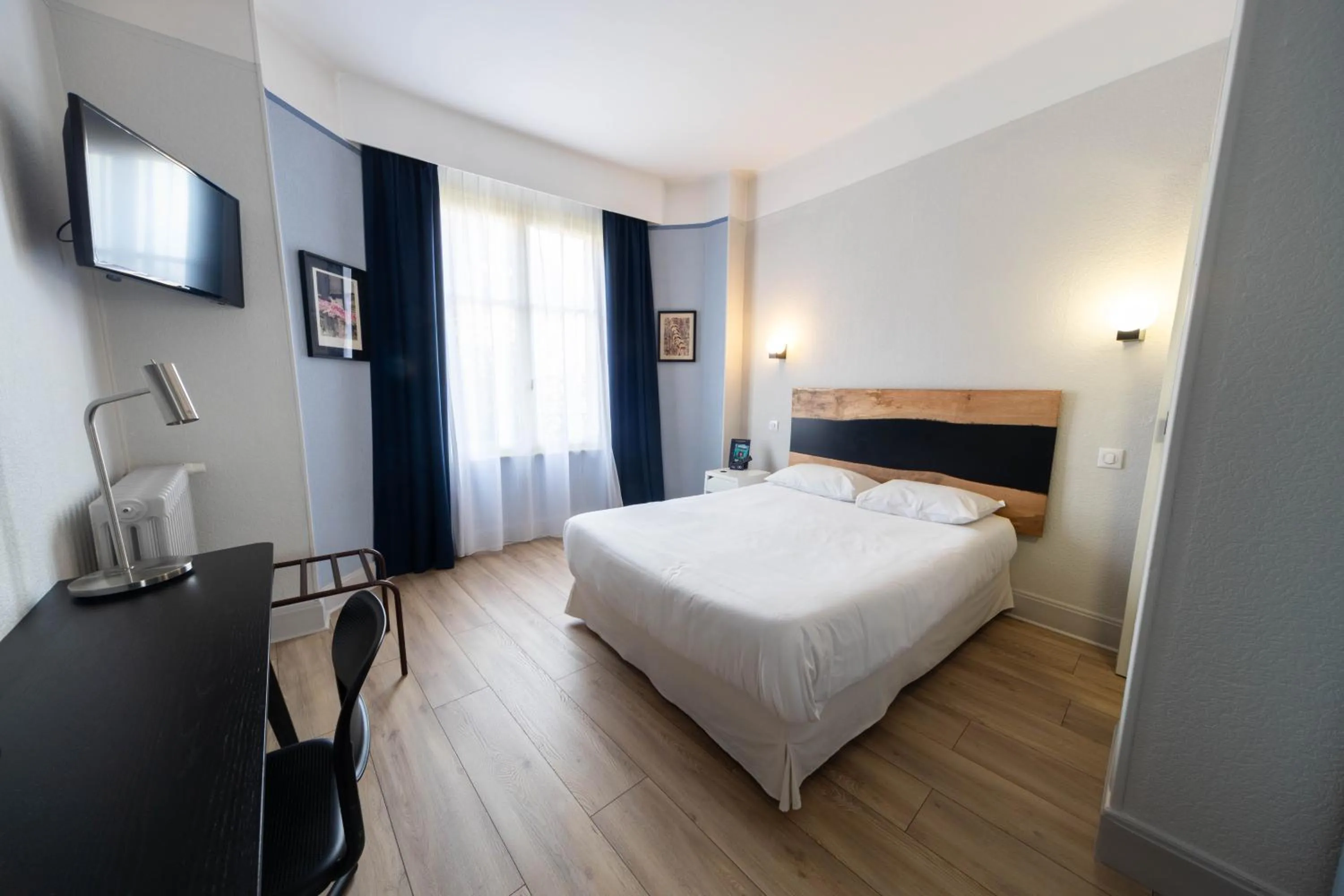 Photo of the whole room, Bed in Trianon